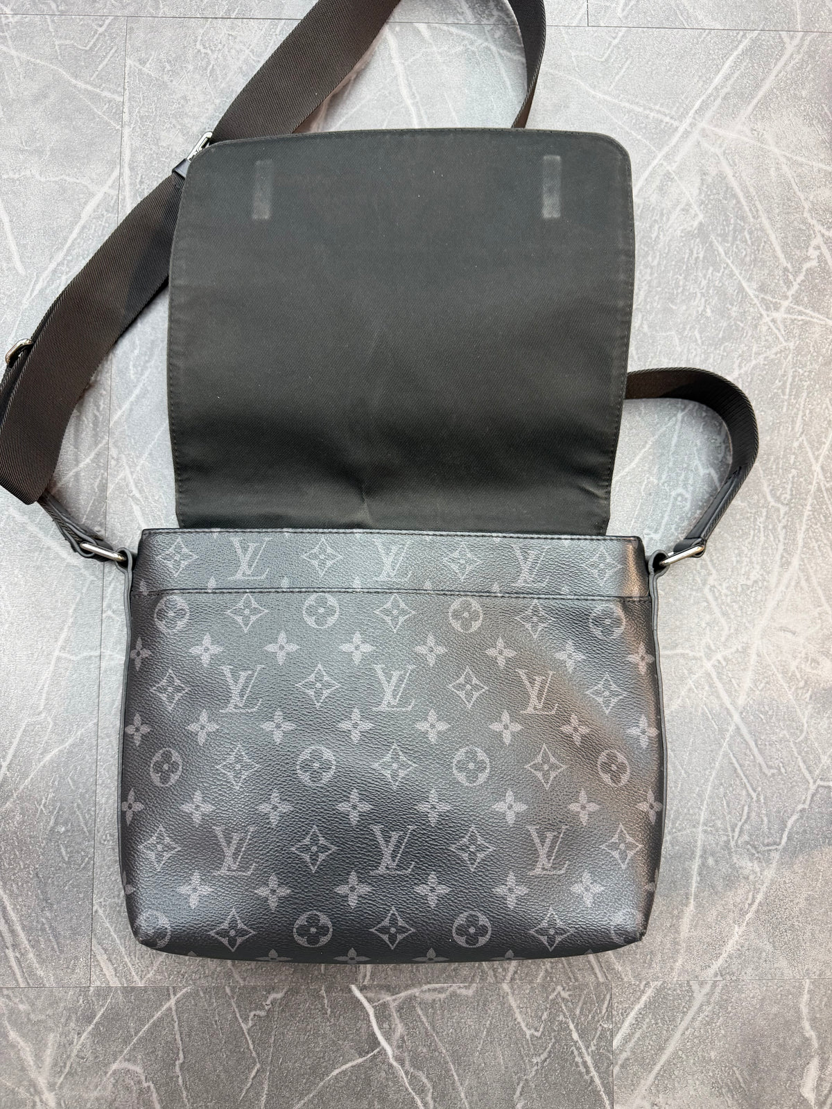 Louis Vuitton Messenger Bag