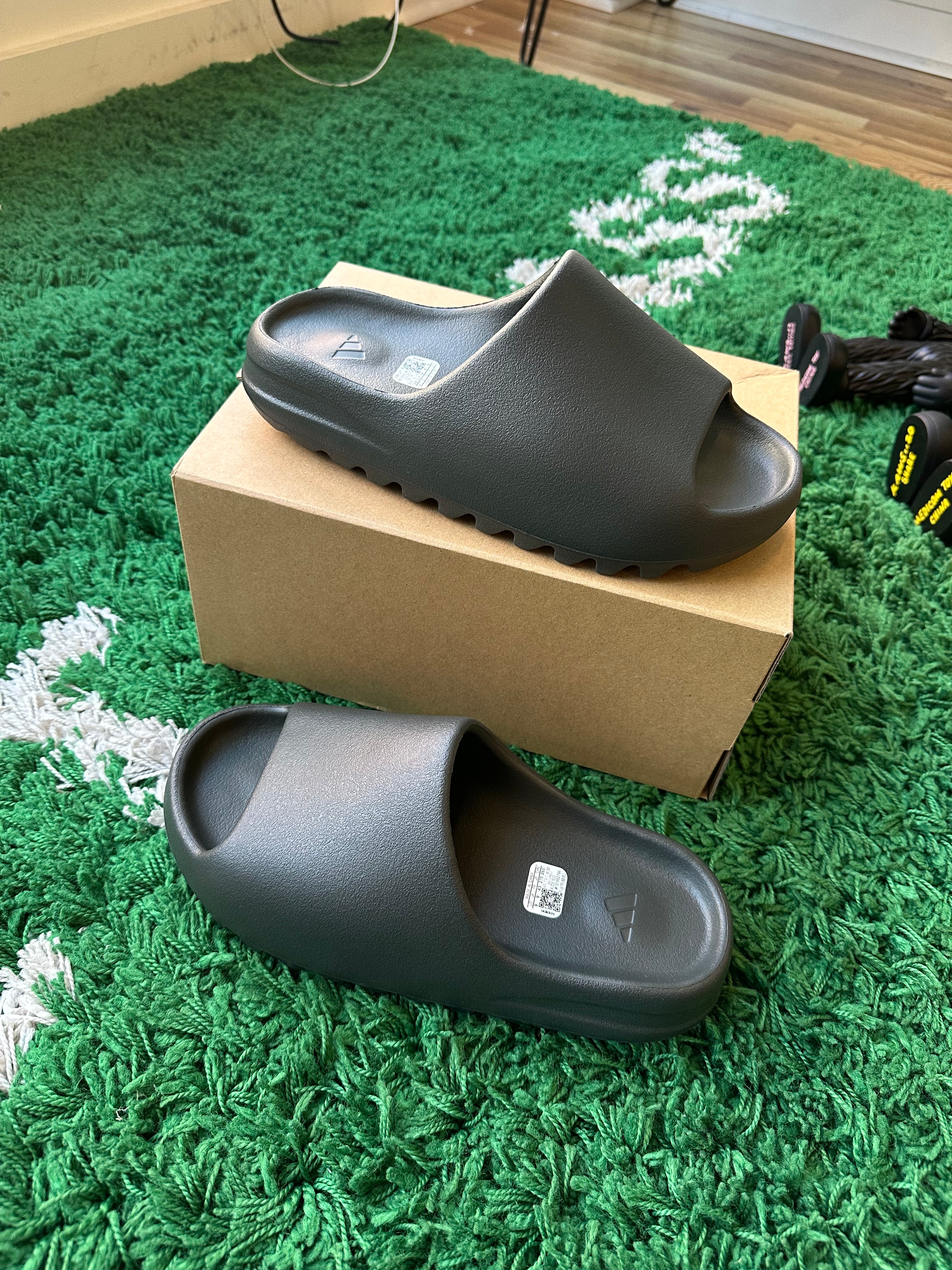 Yeezy Slide “Dark Onyx”