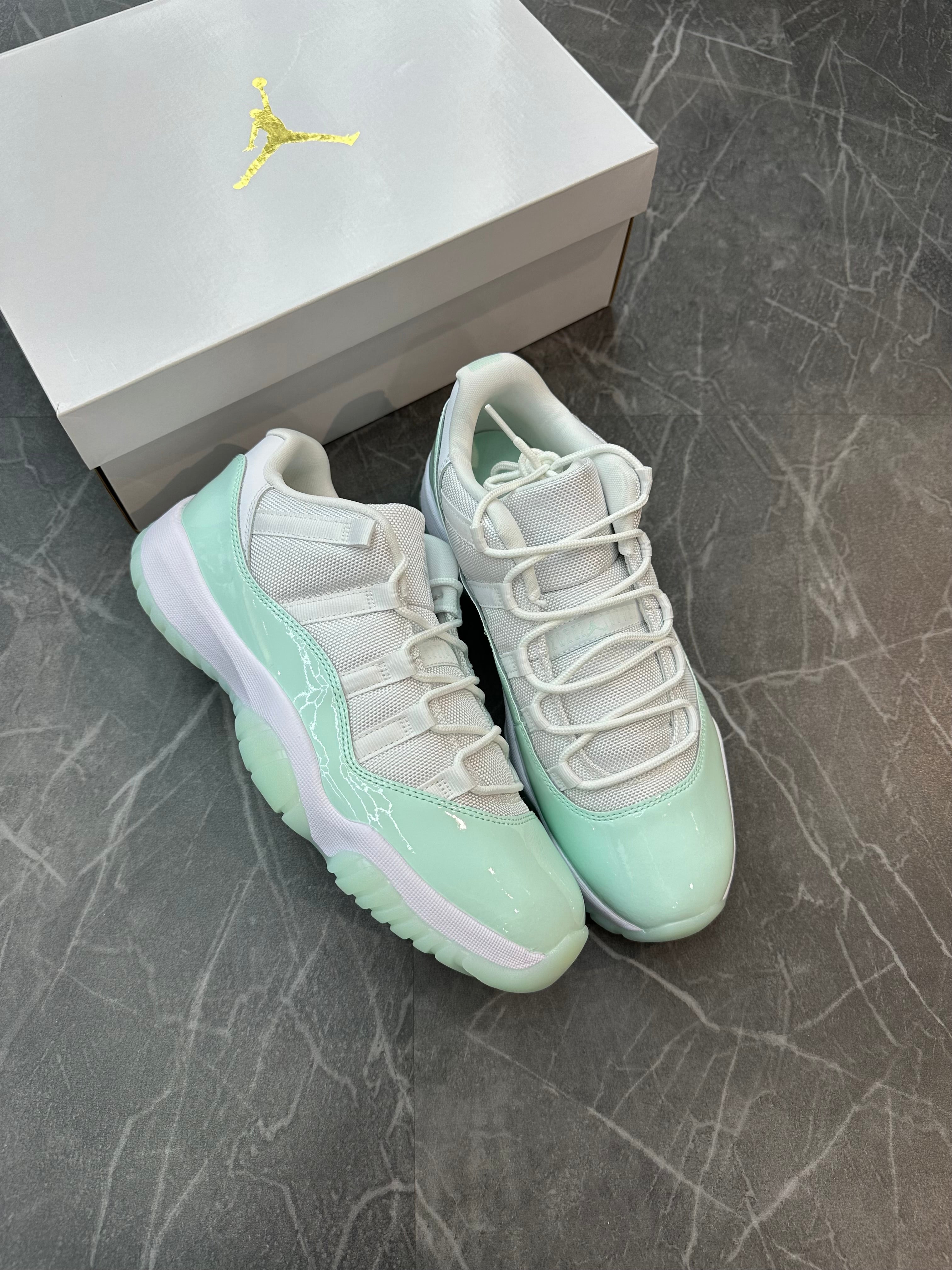 Jordan 11 Low “Igloo”
