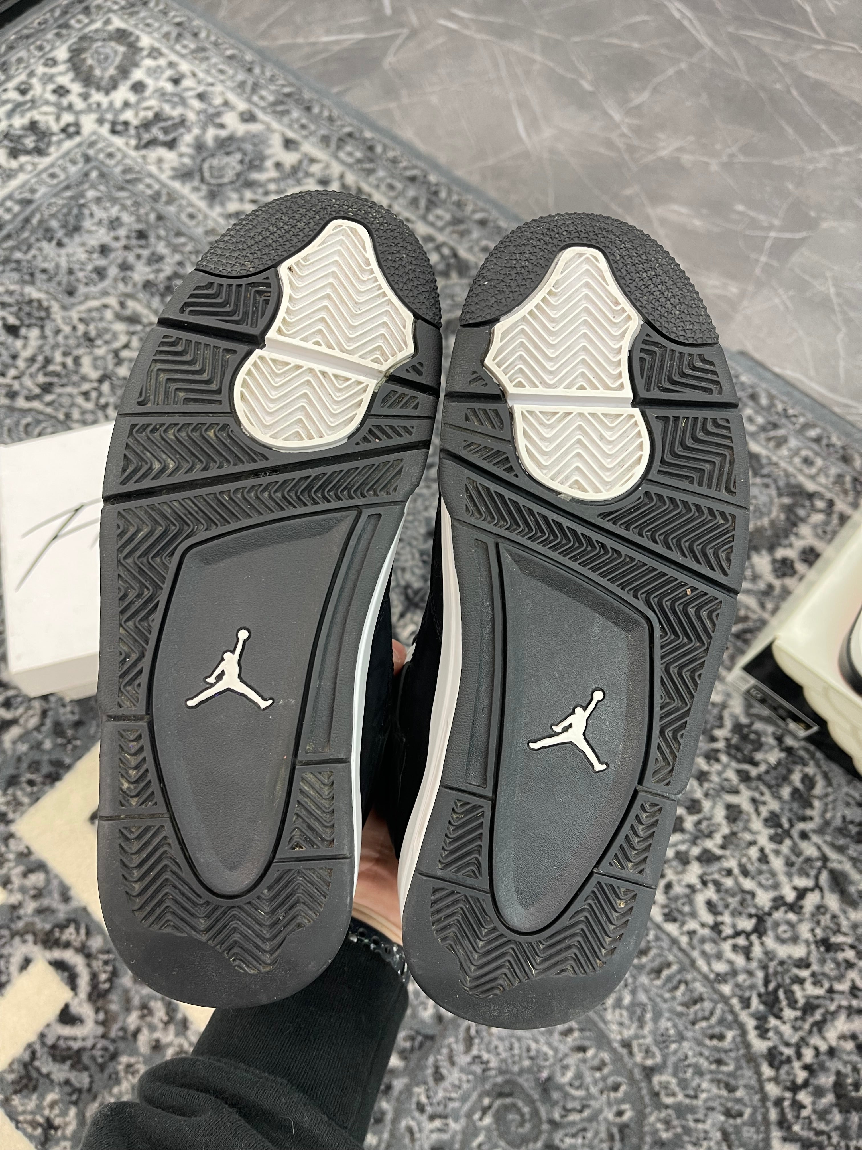 Jordan 4 “White Thunder”