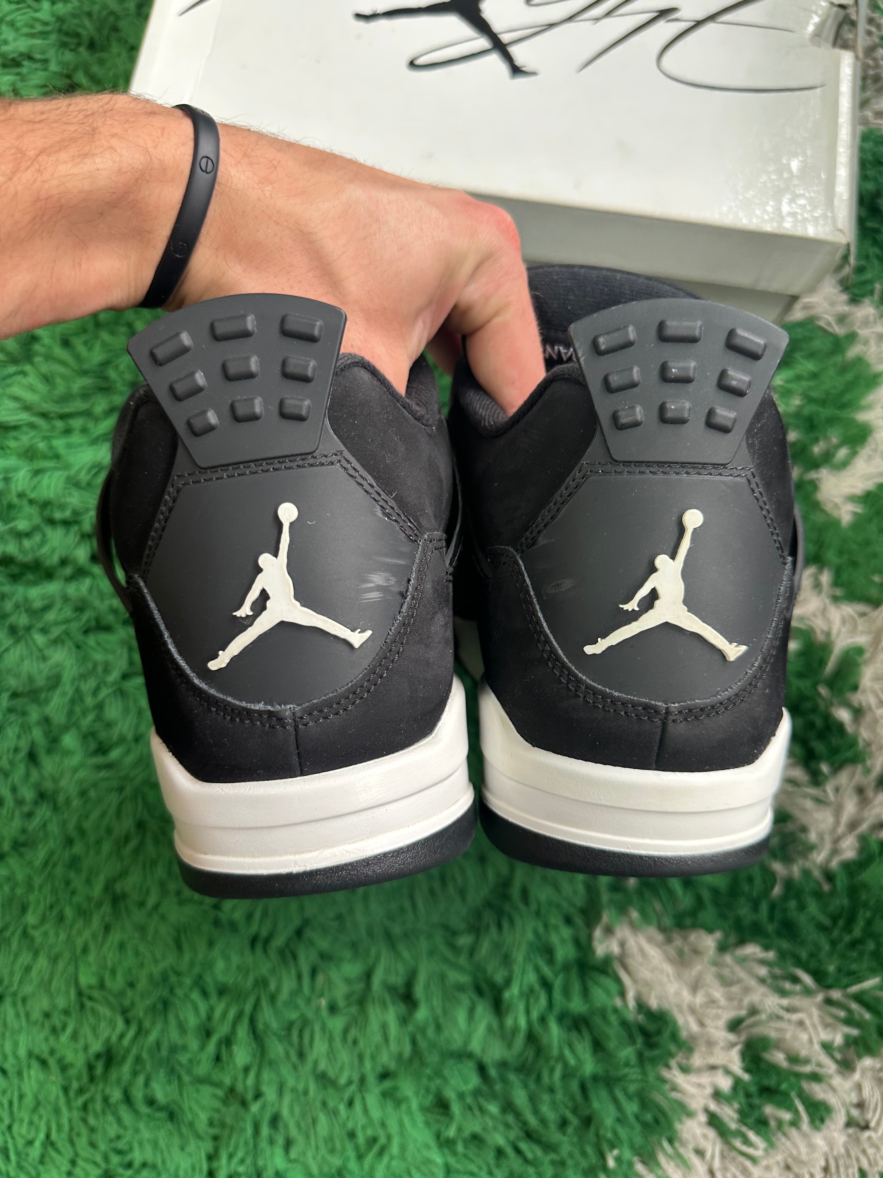 Jordan 4 “White Thunder”