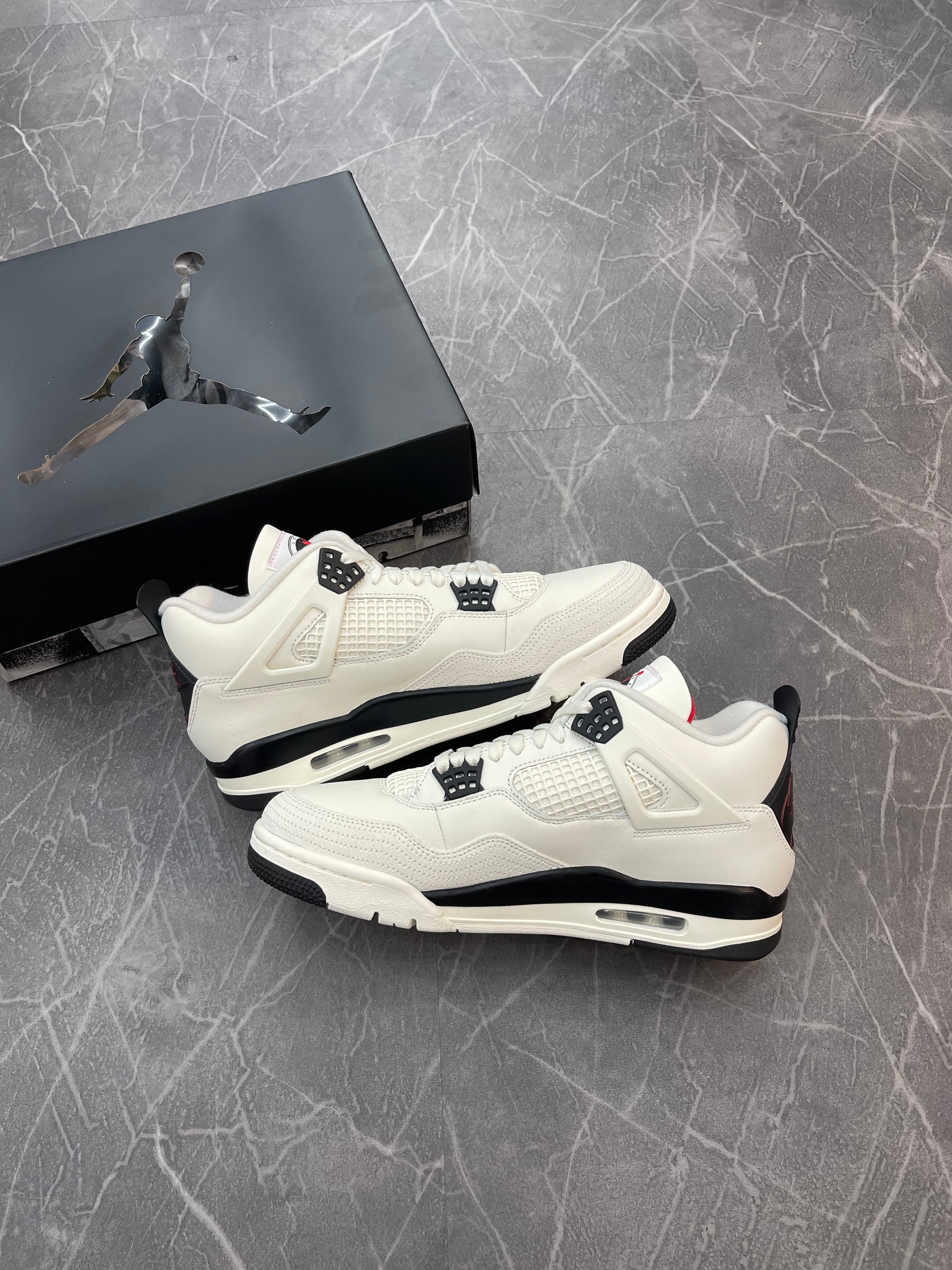 Jordan 4 “Flight Club”