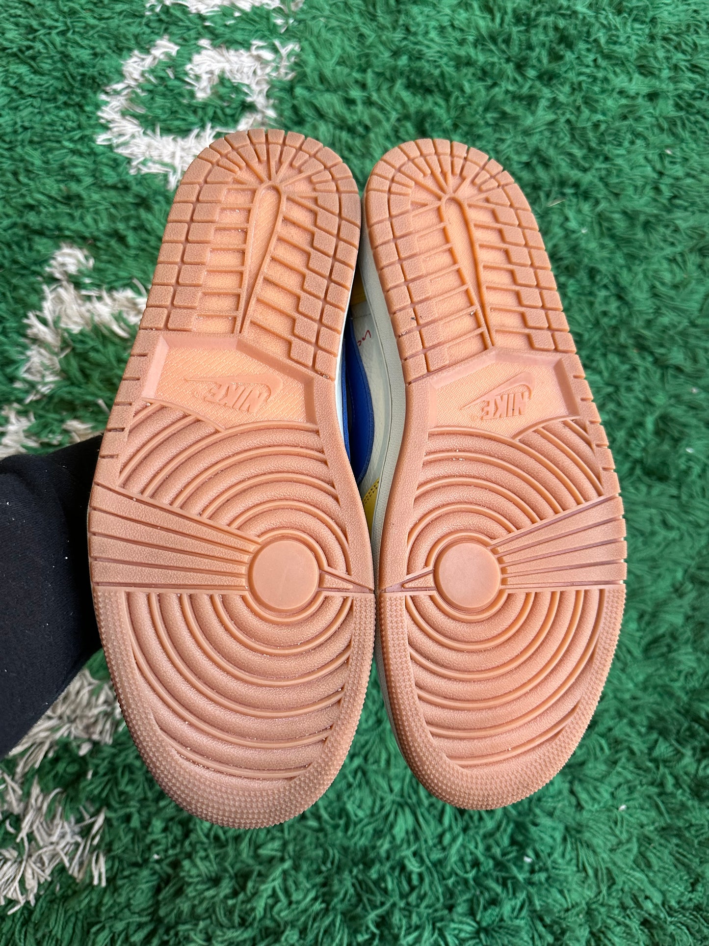 Jordan 1 Low Travis Scott “Canary”