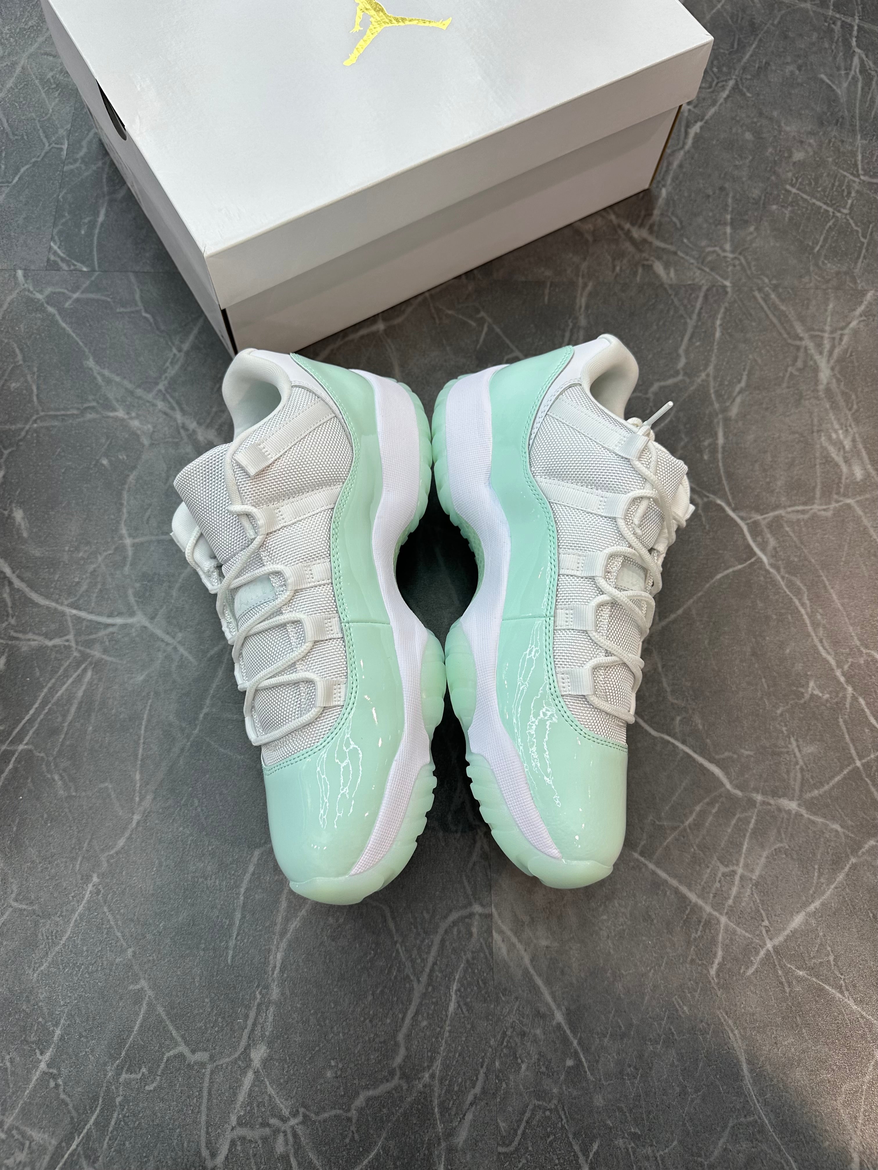 Jordan 11 Low “Igloo”