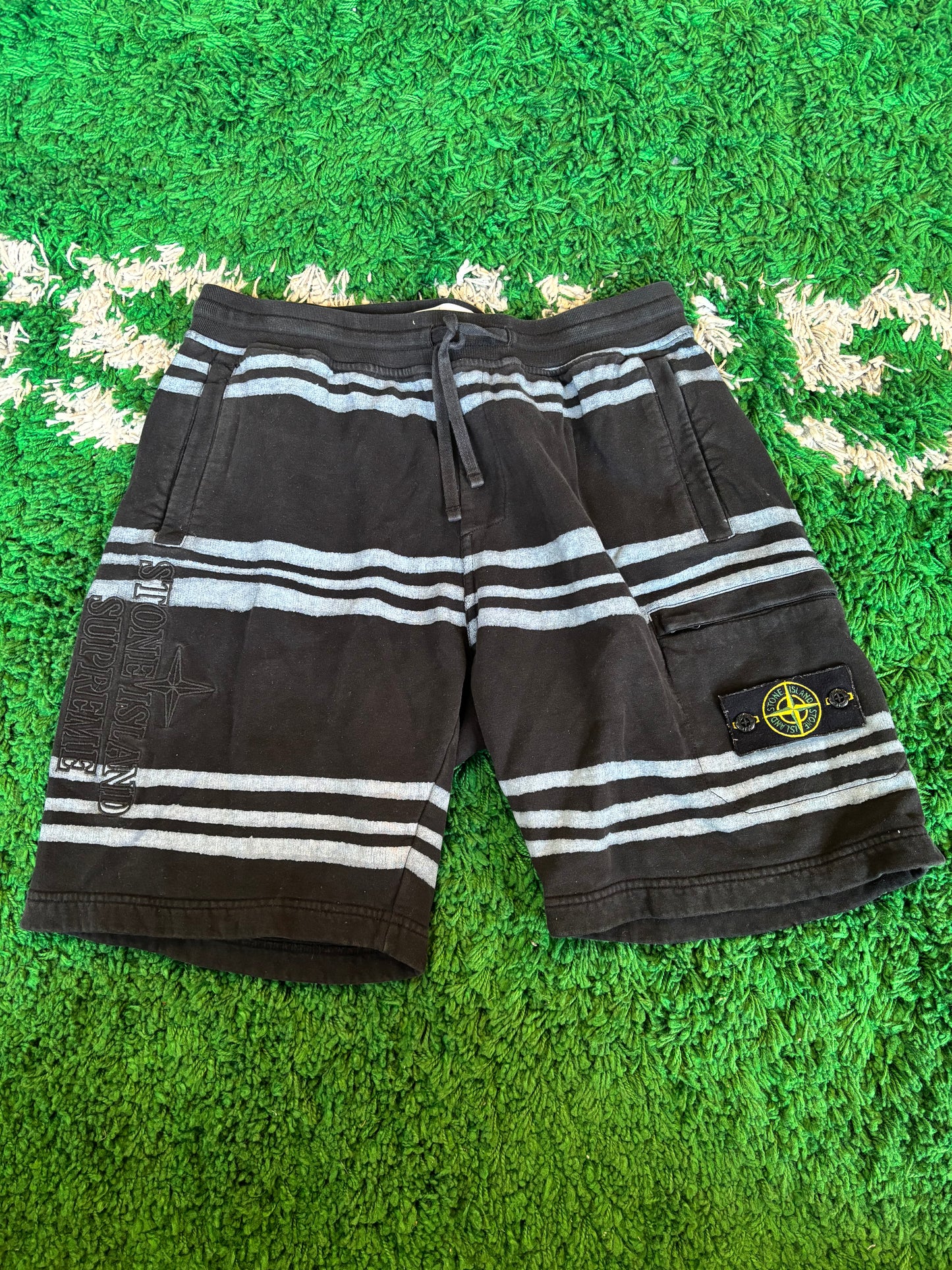 Supreme x Stone Island Striped Sweatshort “Black”