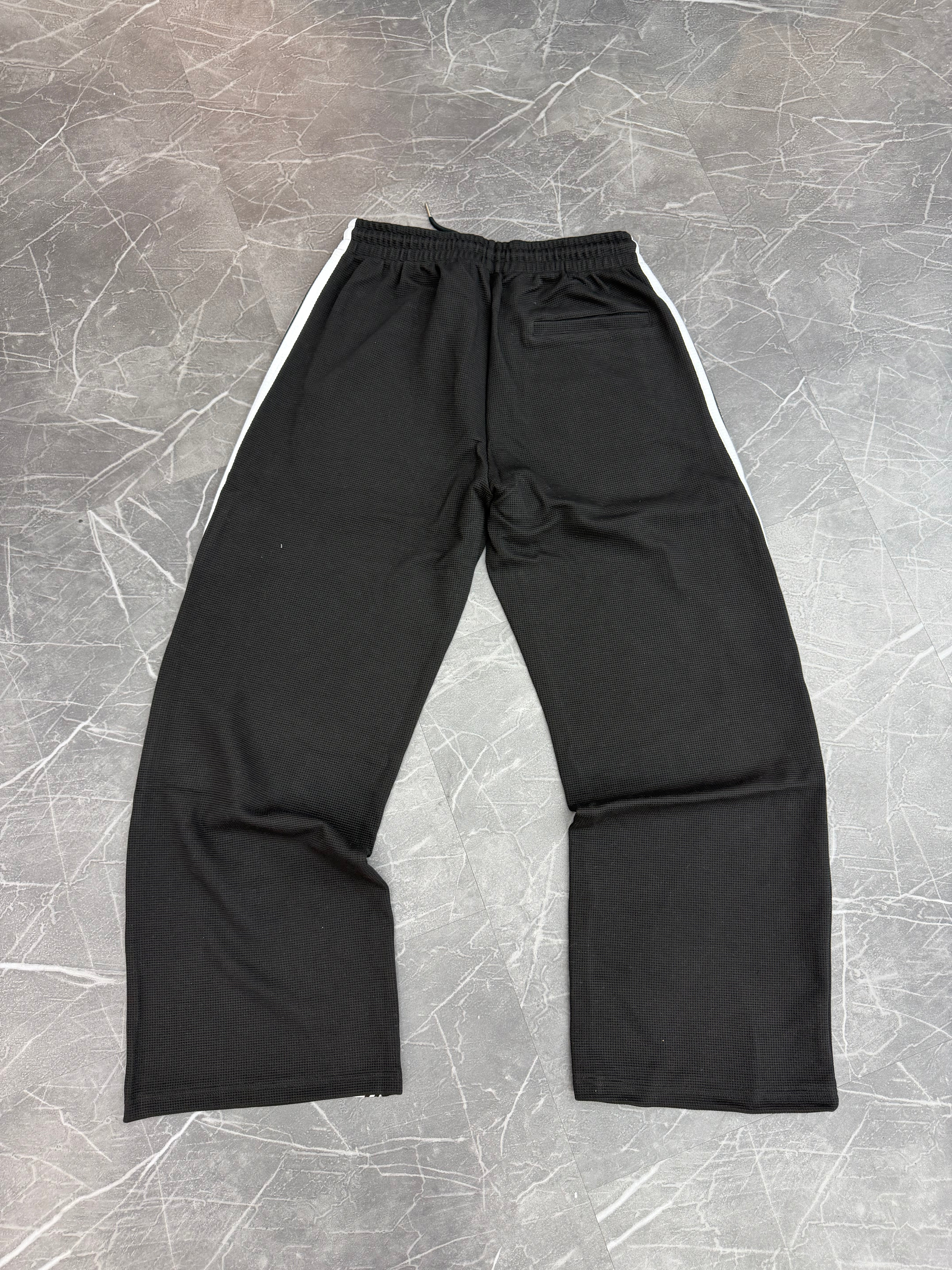 Mind of Heart Waffle Sweatpants “Black”