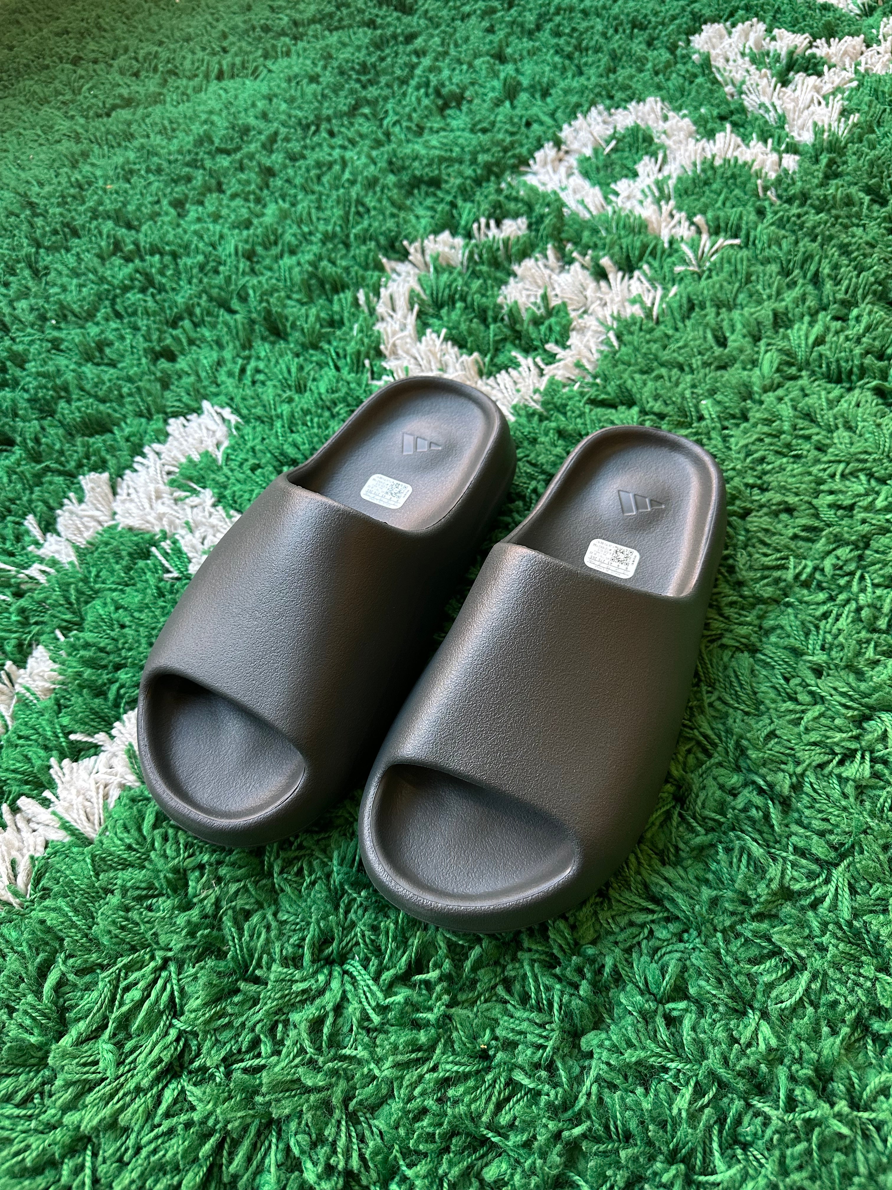 Yeezy Slide “Dark Onyx”