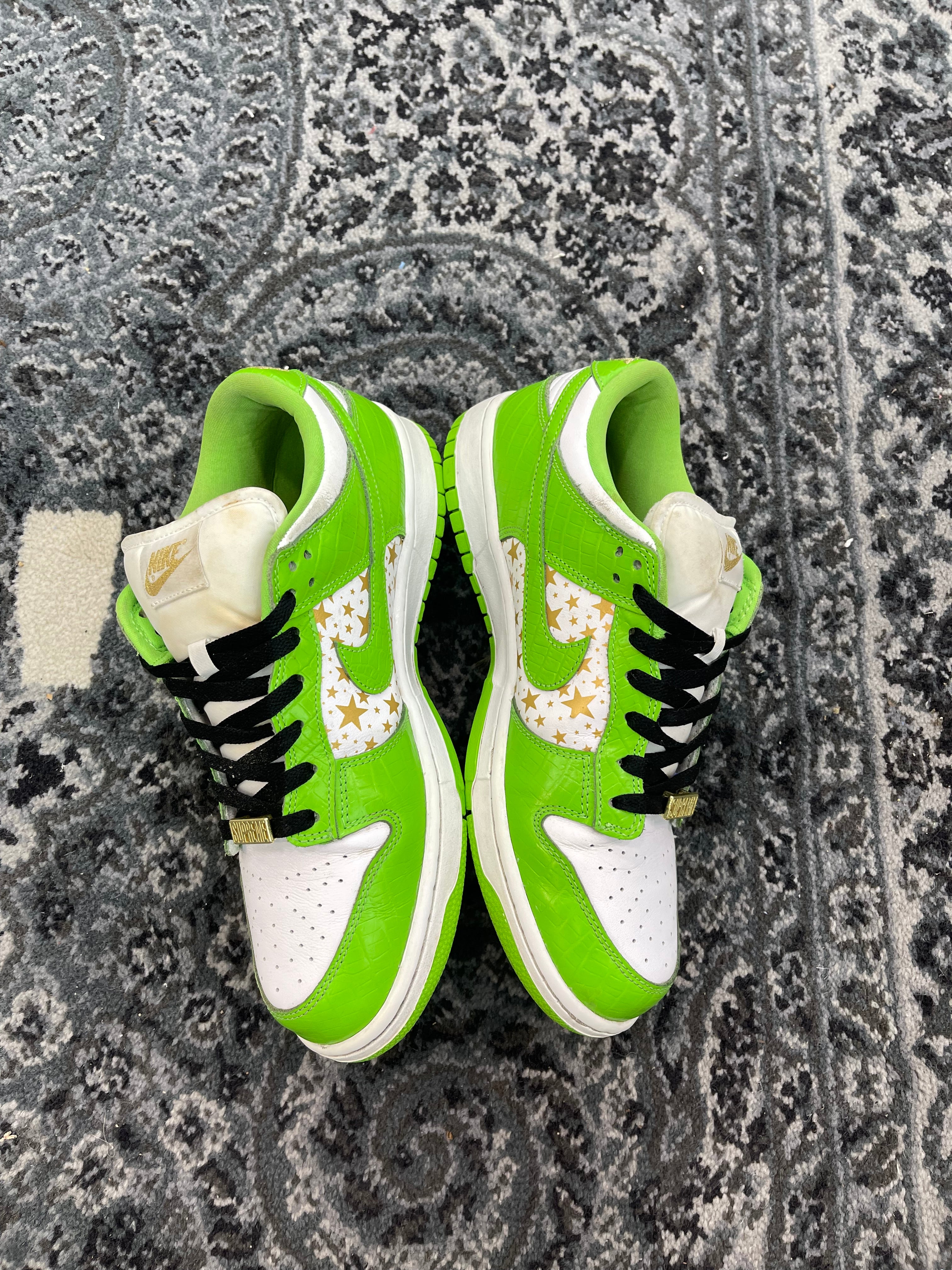 Nike SB Dunk Low “Supreme Stars Mean Green”