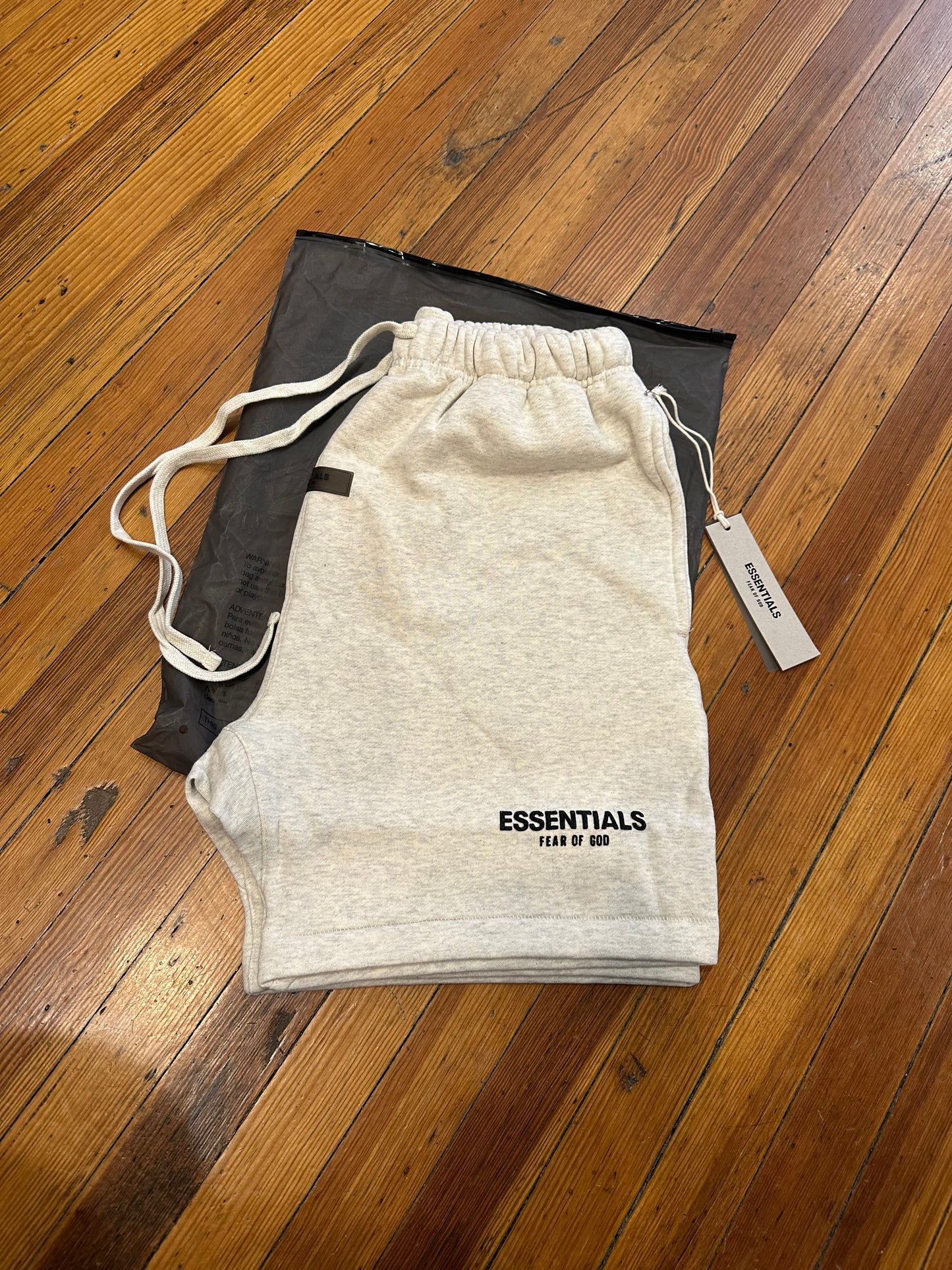 Essentials Sweatshort “Light Oatmeal”