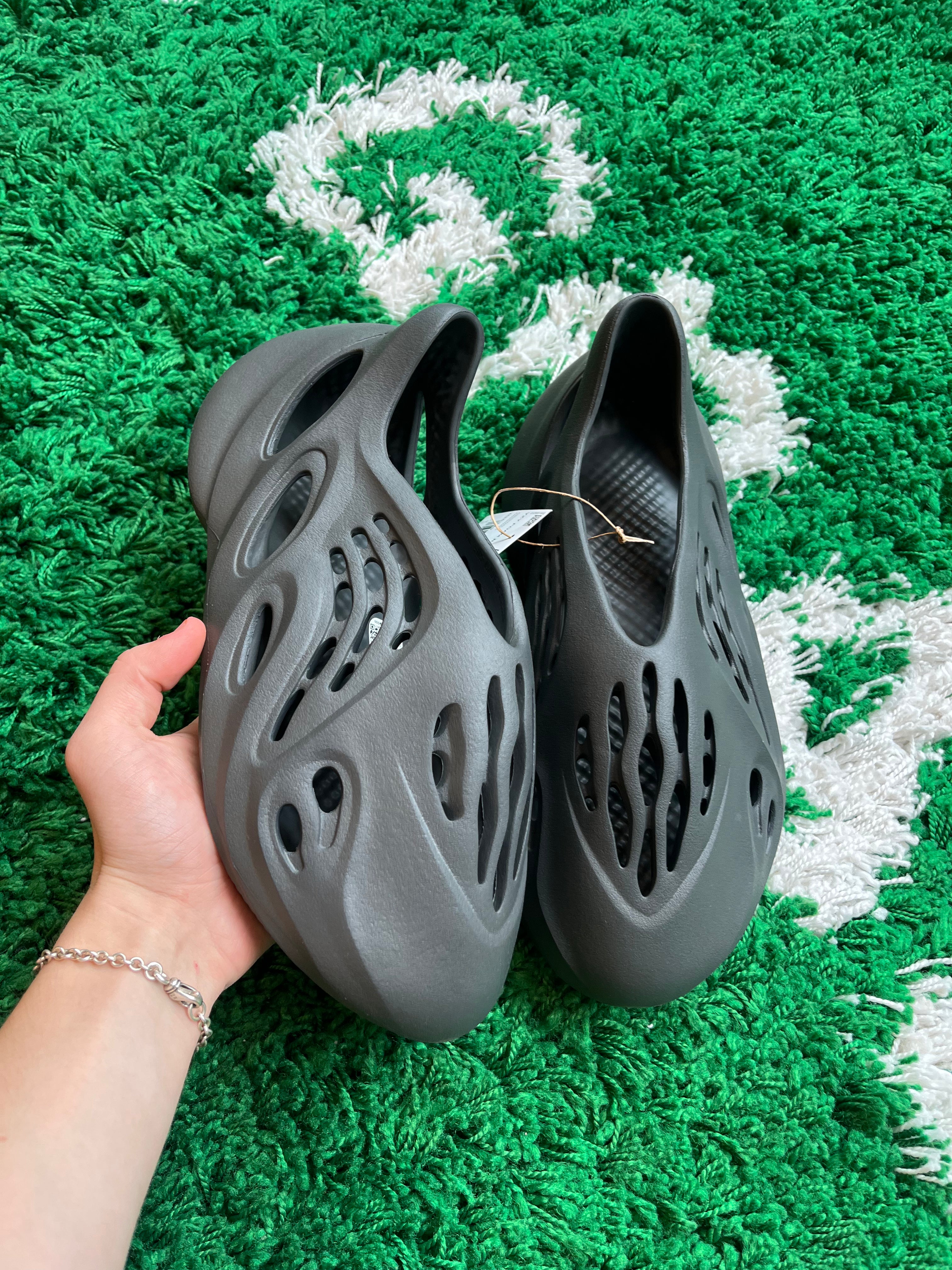 Yeezy Foam RNR “Carbon”