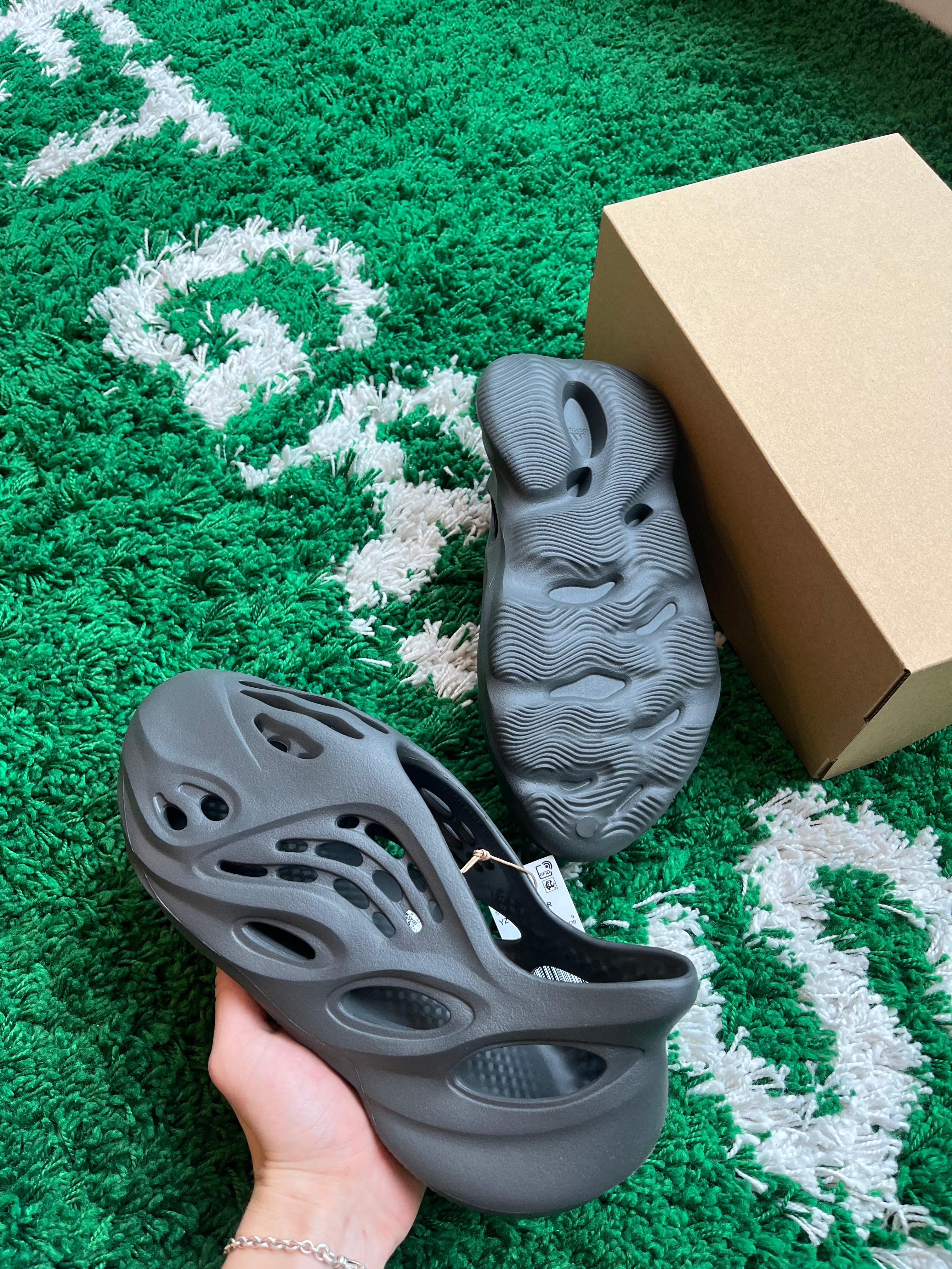 Yeezy Foam RNR “Carbon”
