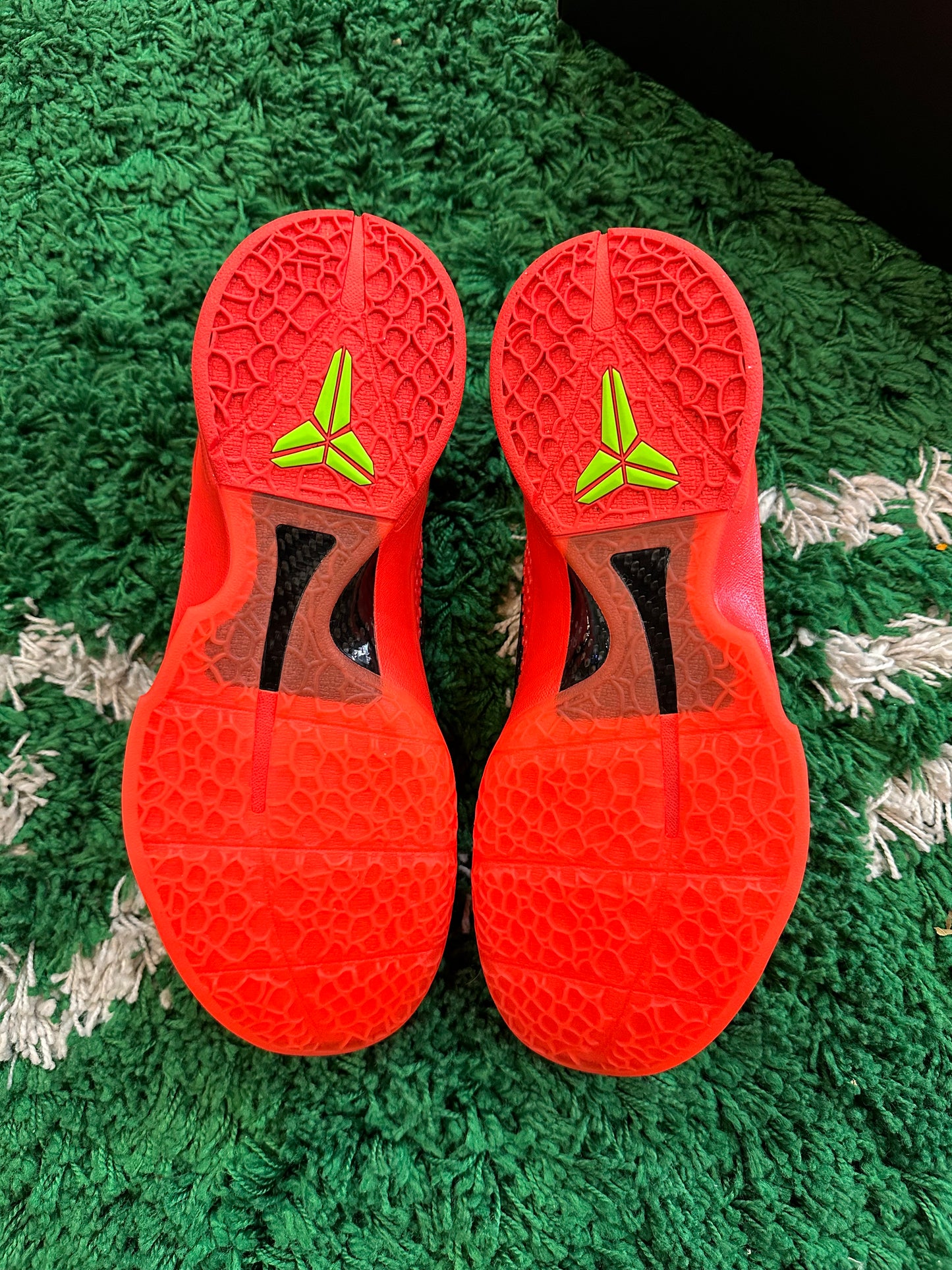 Kobe 6 Protro “Reverse Grinch”