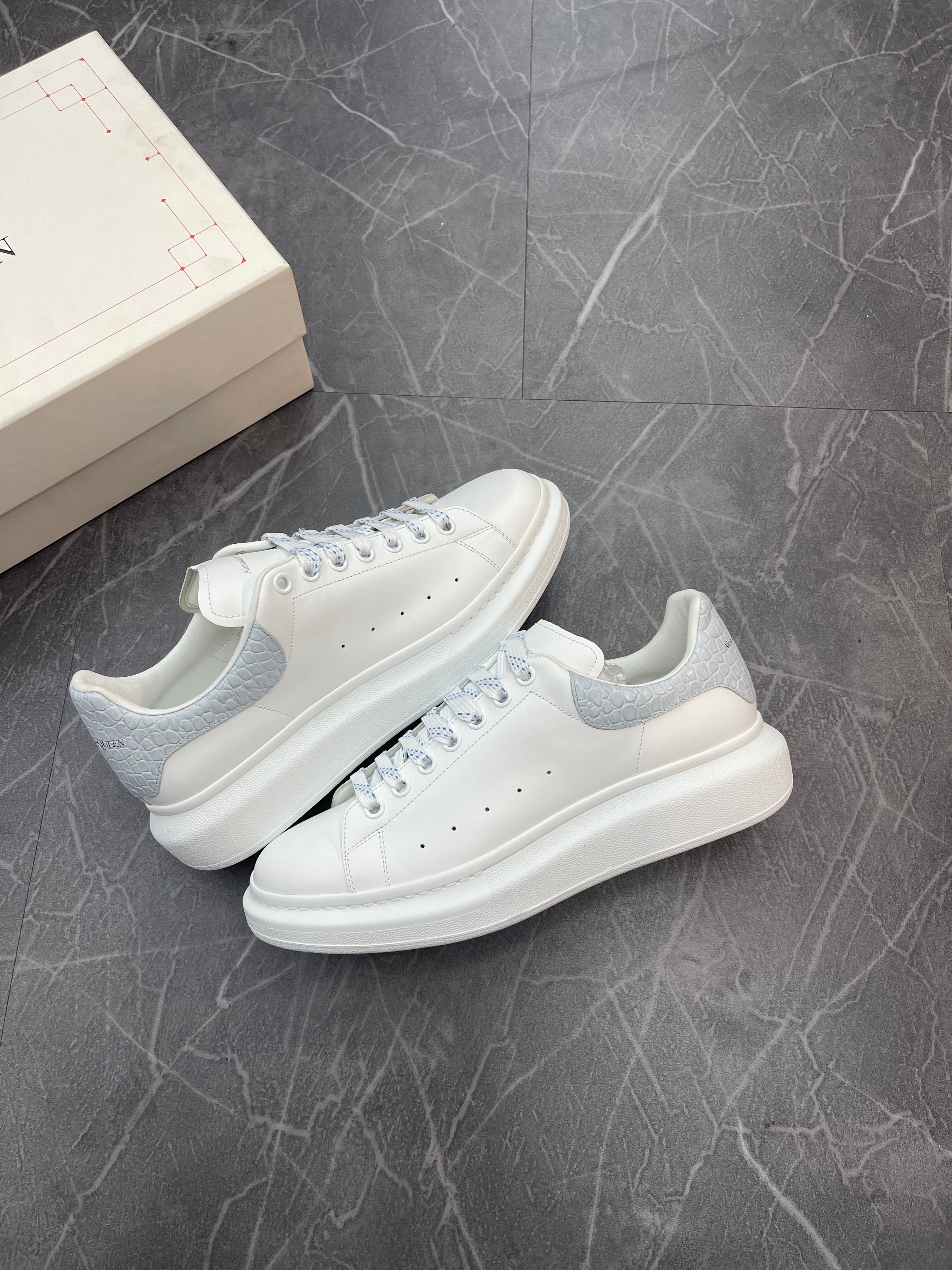 Alexander McQueens “White Silver Snake Skin”