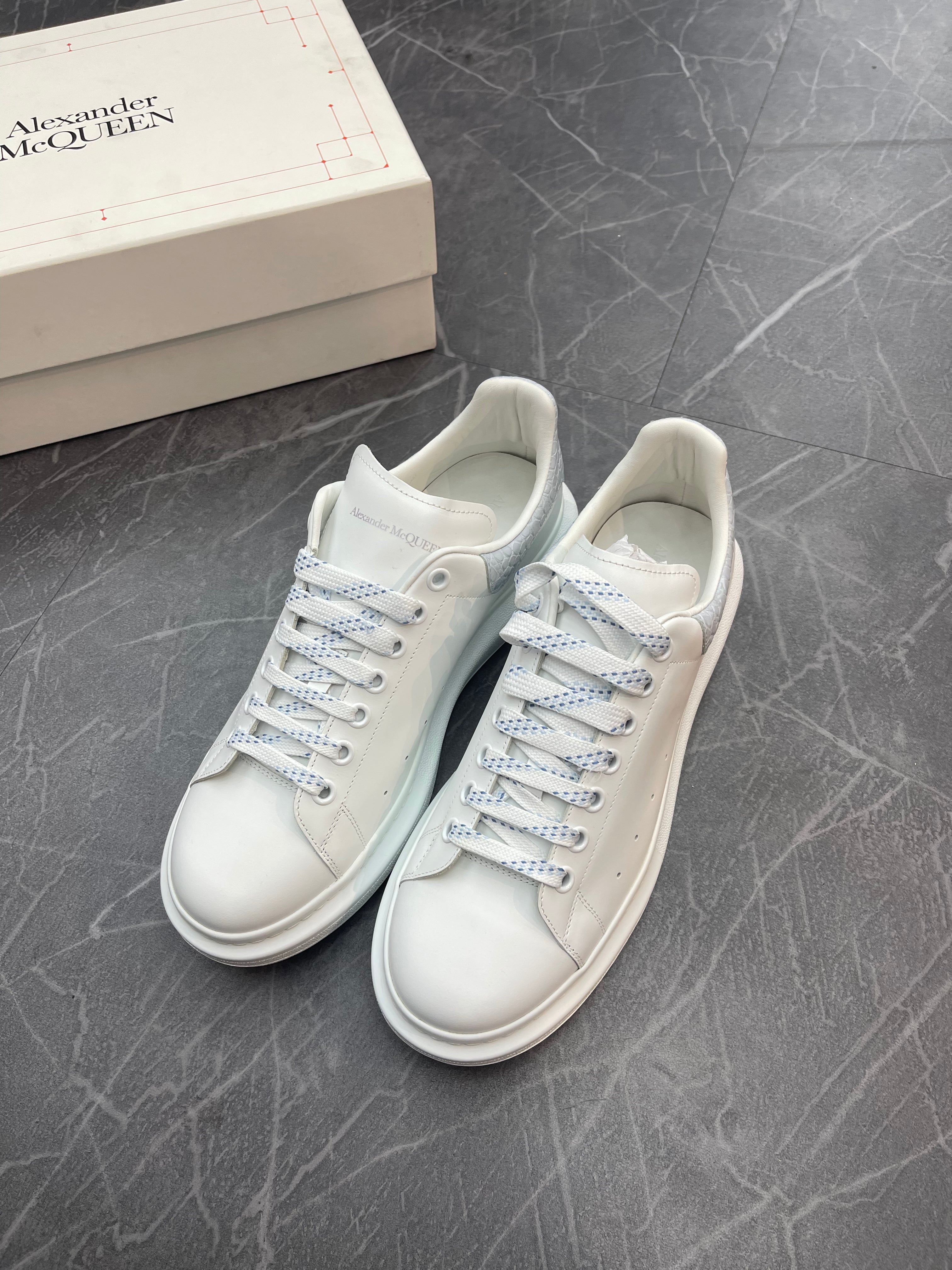 Alexander McQueens “White Silver Snake Skin”