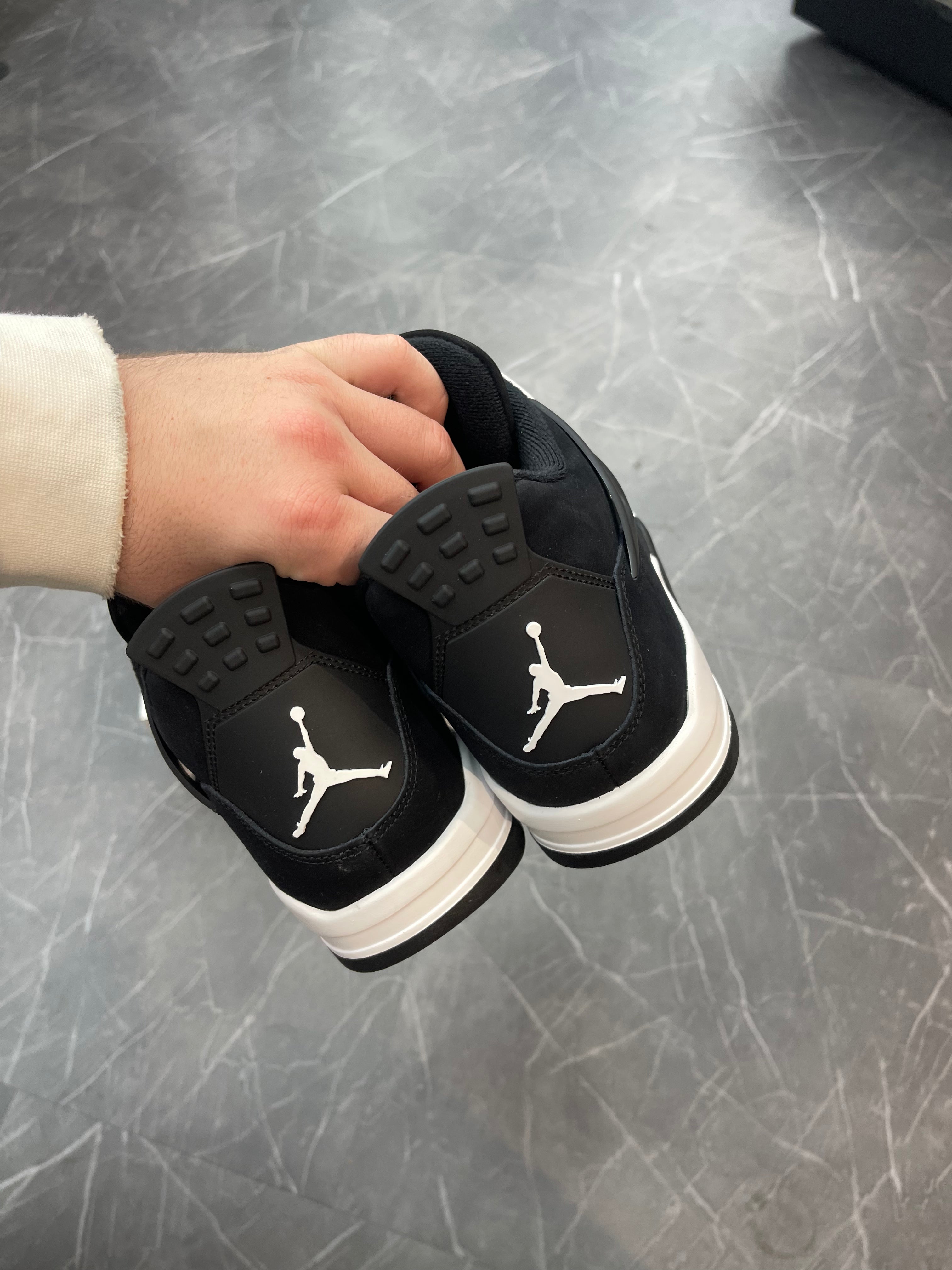 Jordan 4 “White Thunder”