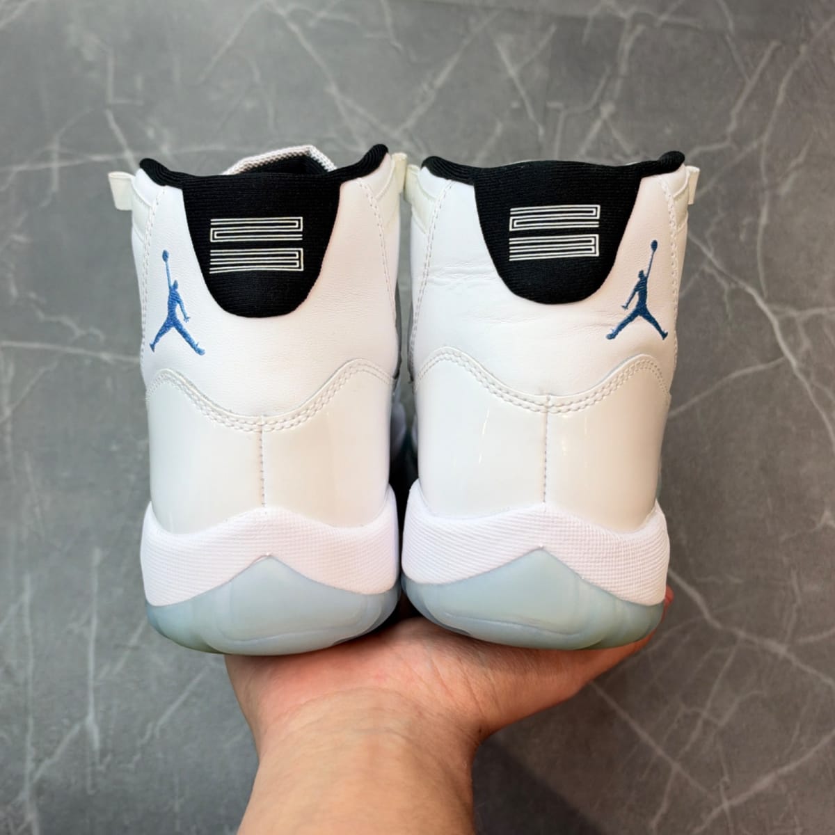 Jordan 11 Retro Legend Blue (2024) (Size 8) (Lightly Worn)