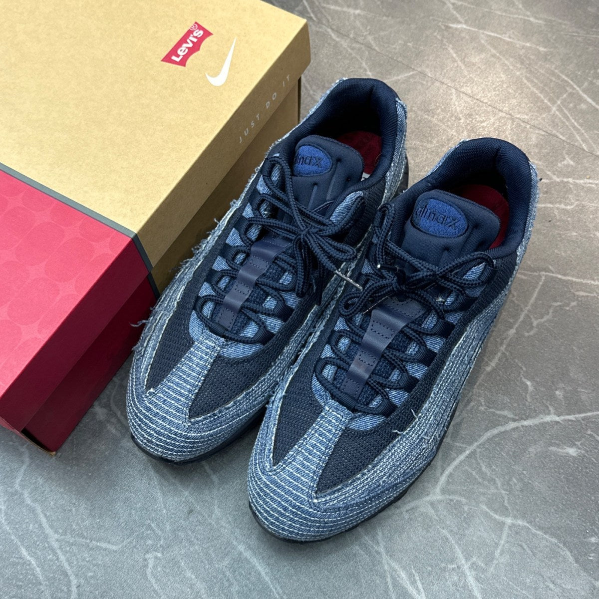 Nike Air Max 95 OG Levis Obsidian - Image 3