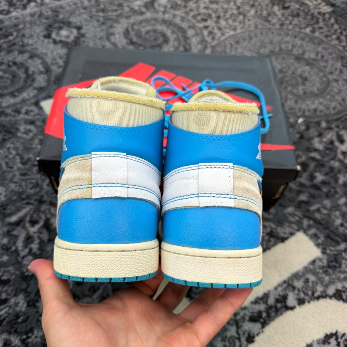 Jordan 1 Retro High Off-White University Blue - tag