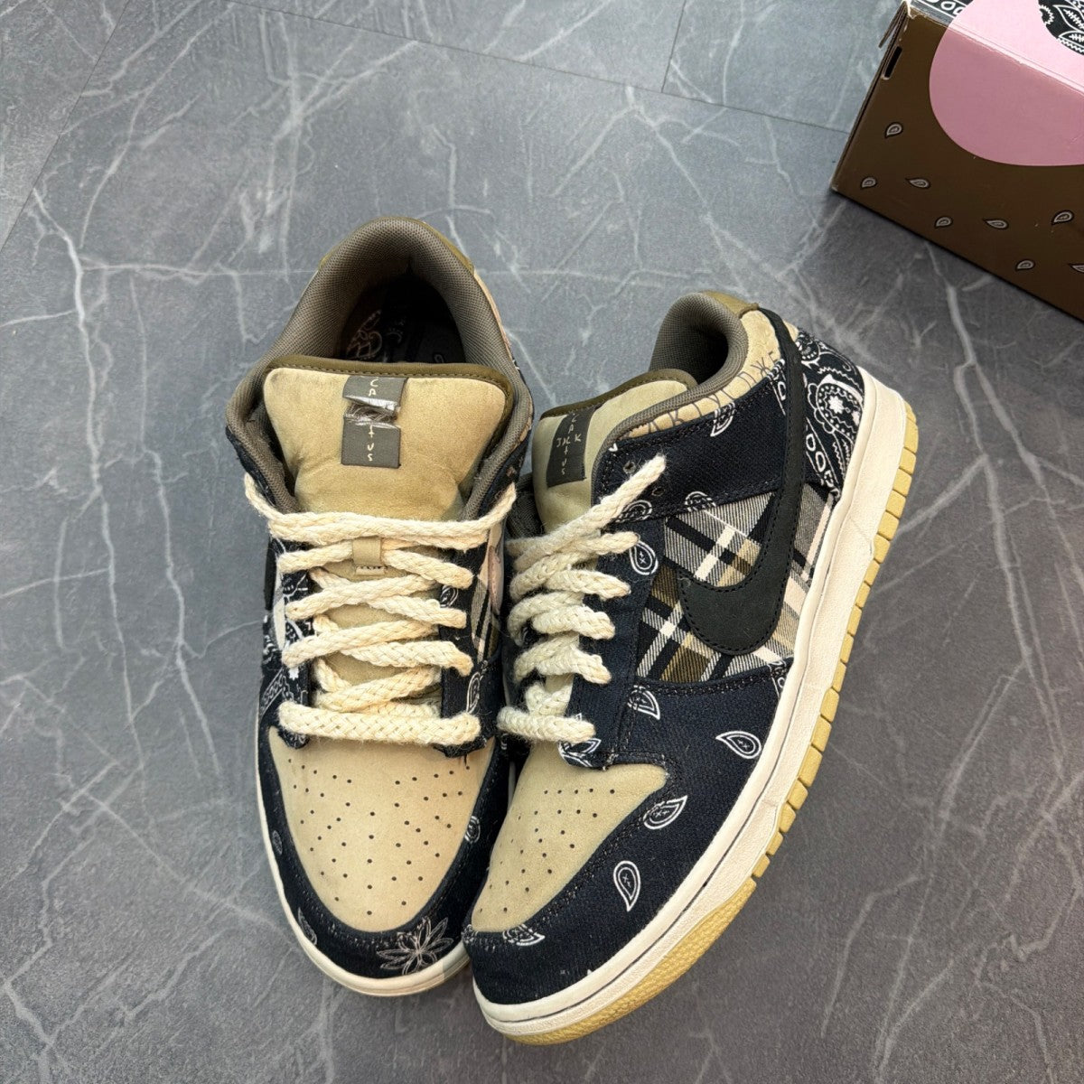 Nike SB Dunk Low Travis Scott (Special Box) - Image 2