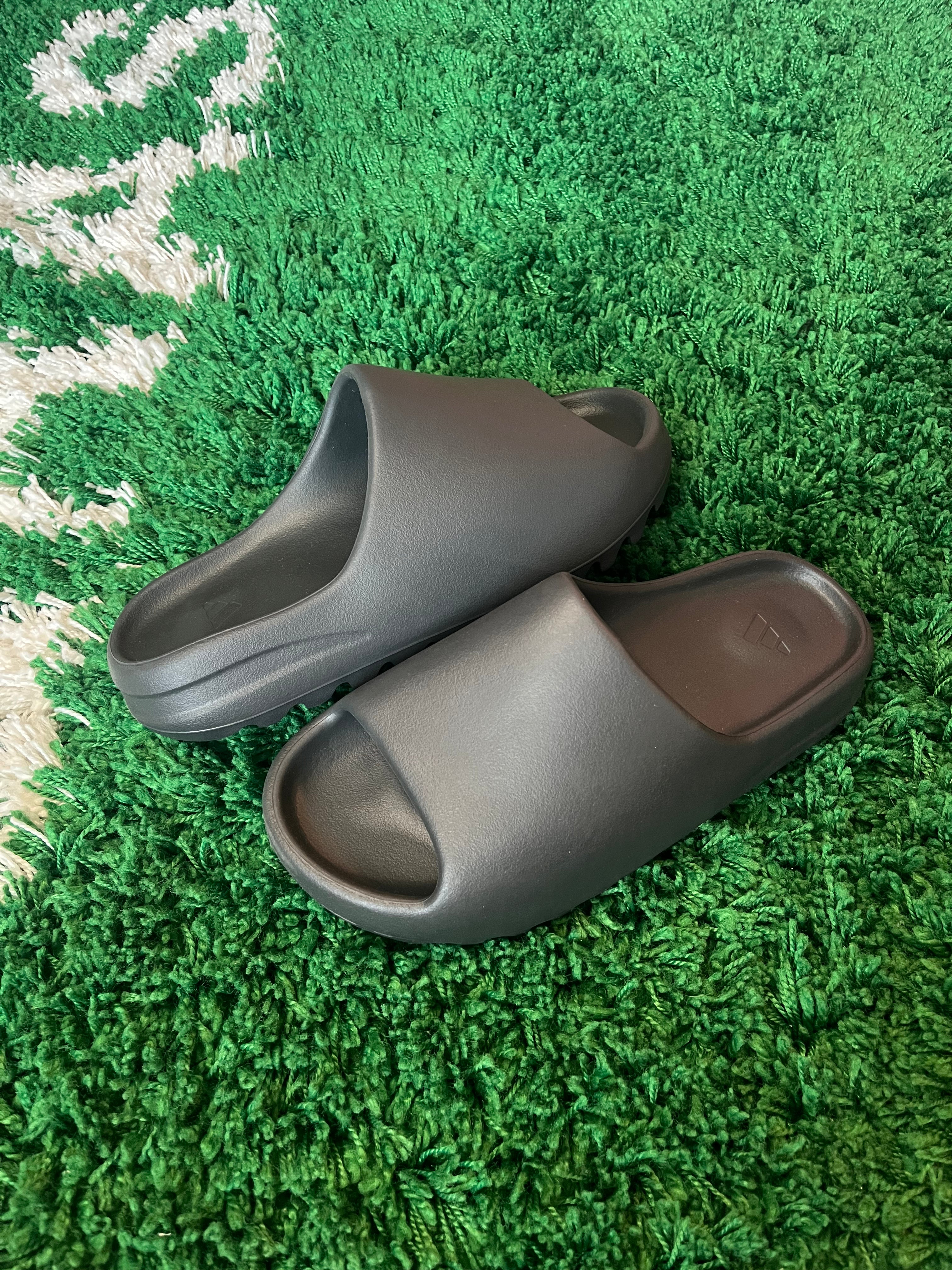 Yeezy Slide “Onyx”