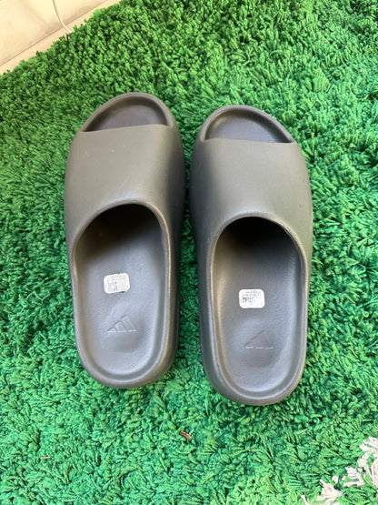 Yeezy Slide “Dark Onyx”