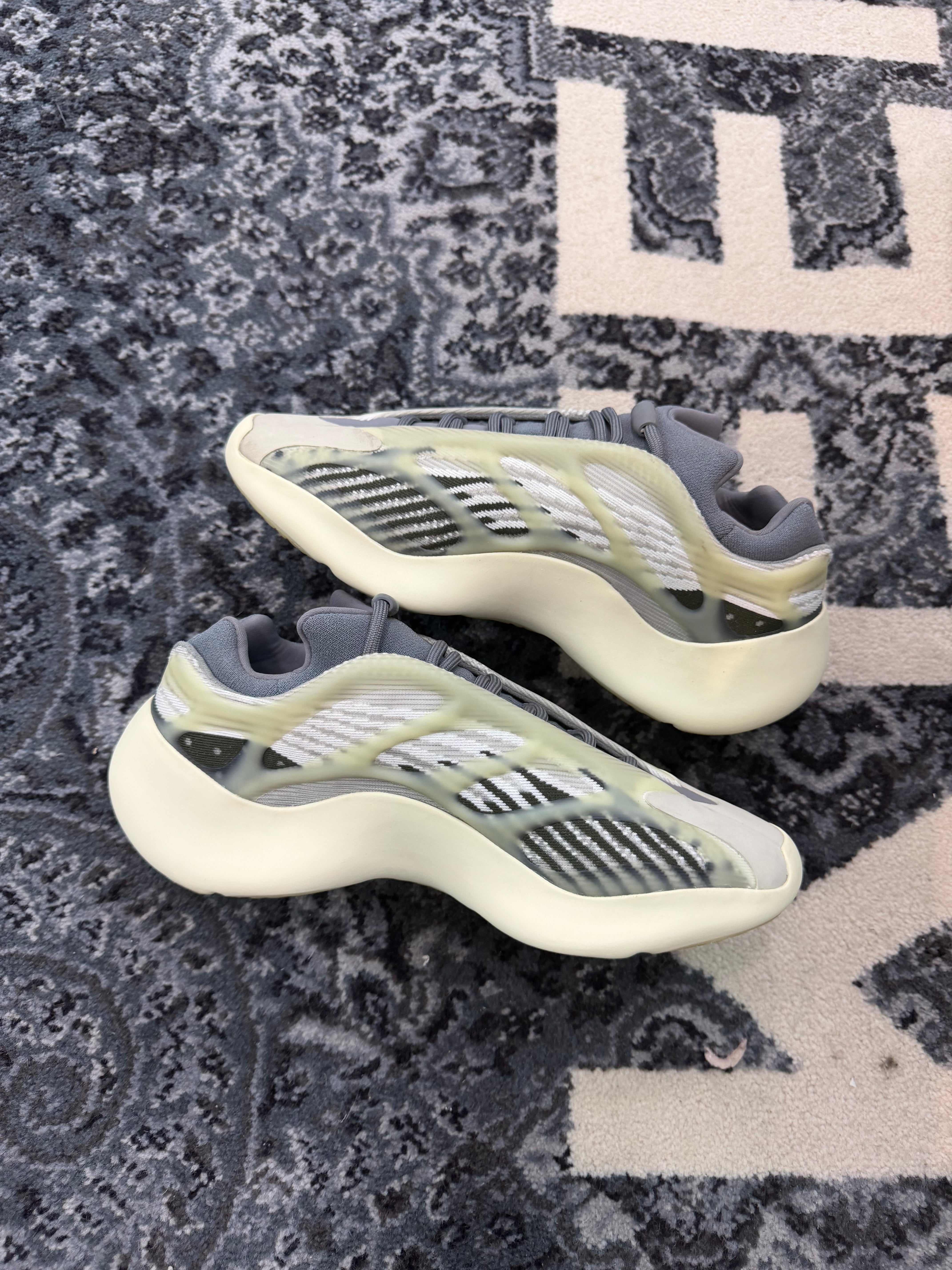 Yeezy 700 “Fade Salt”