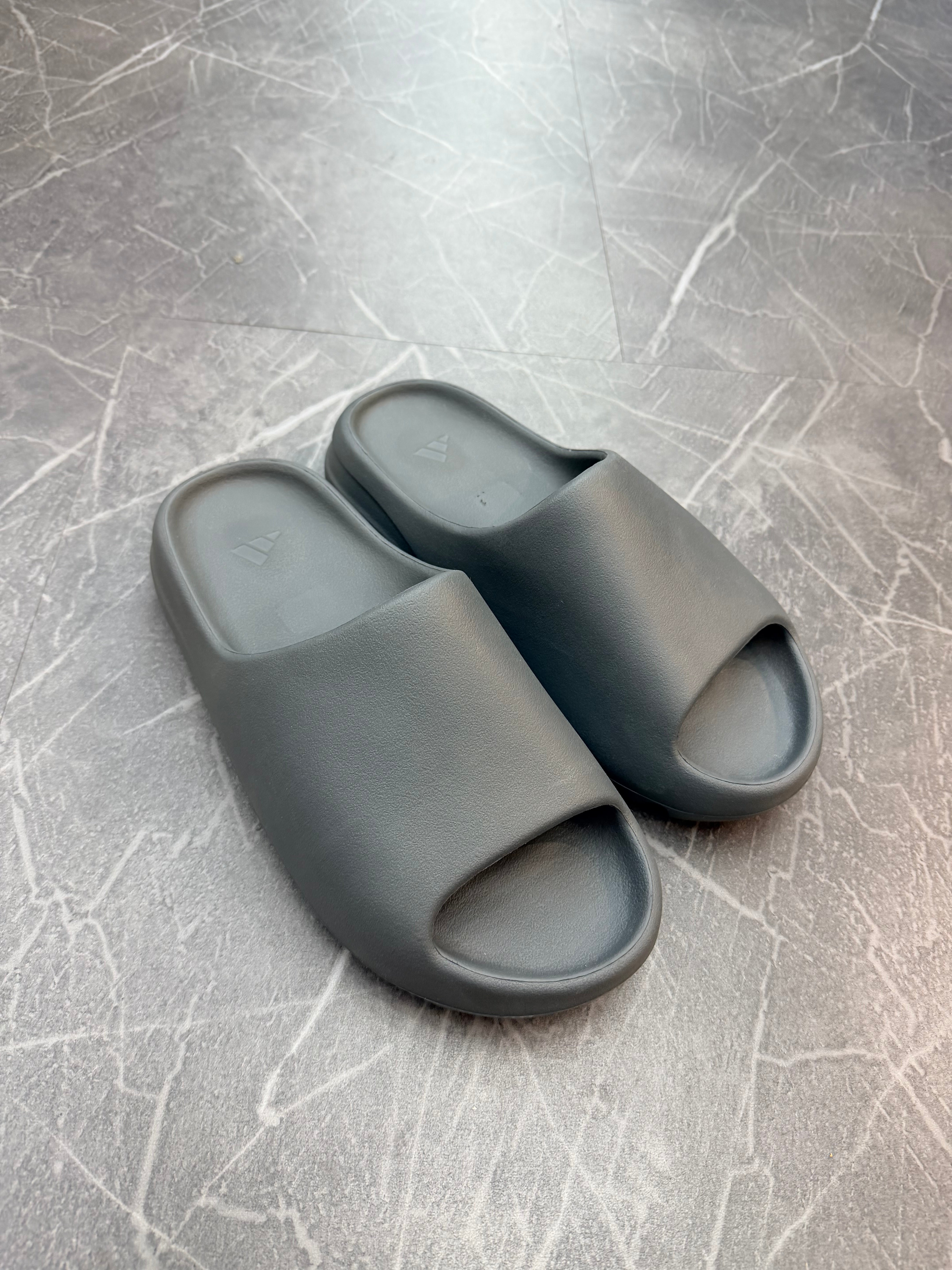 Yeezy Slide “Slate Grey”