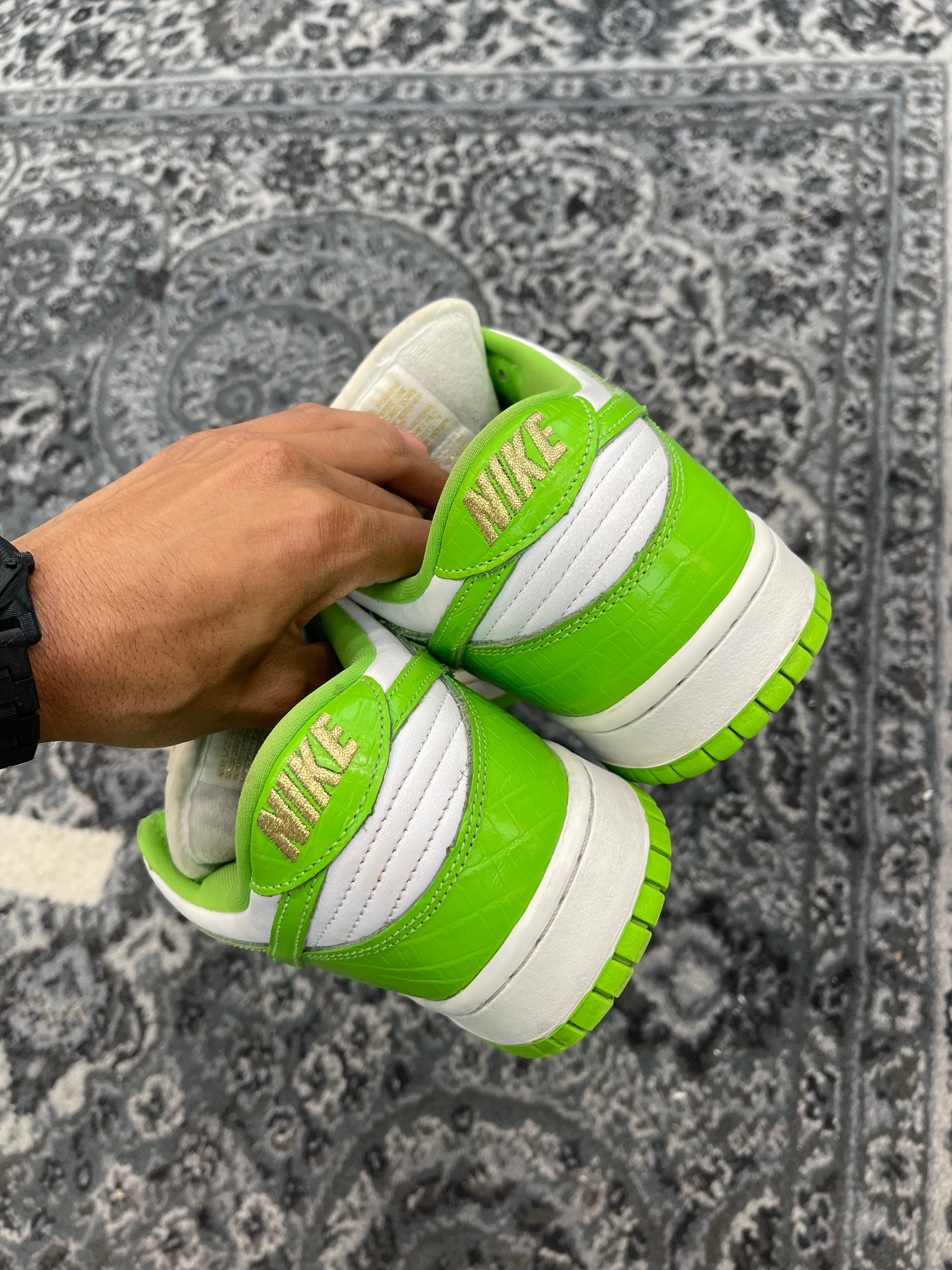 Nike SB Dunk Low “Supreme Stars Mean Green”