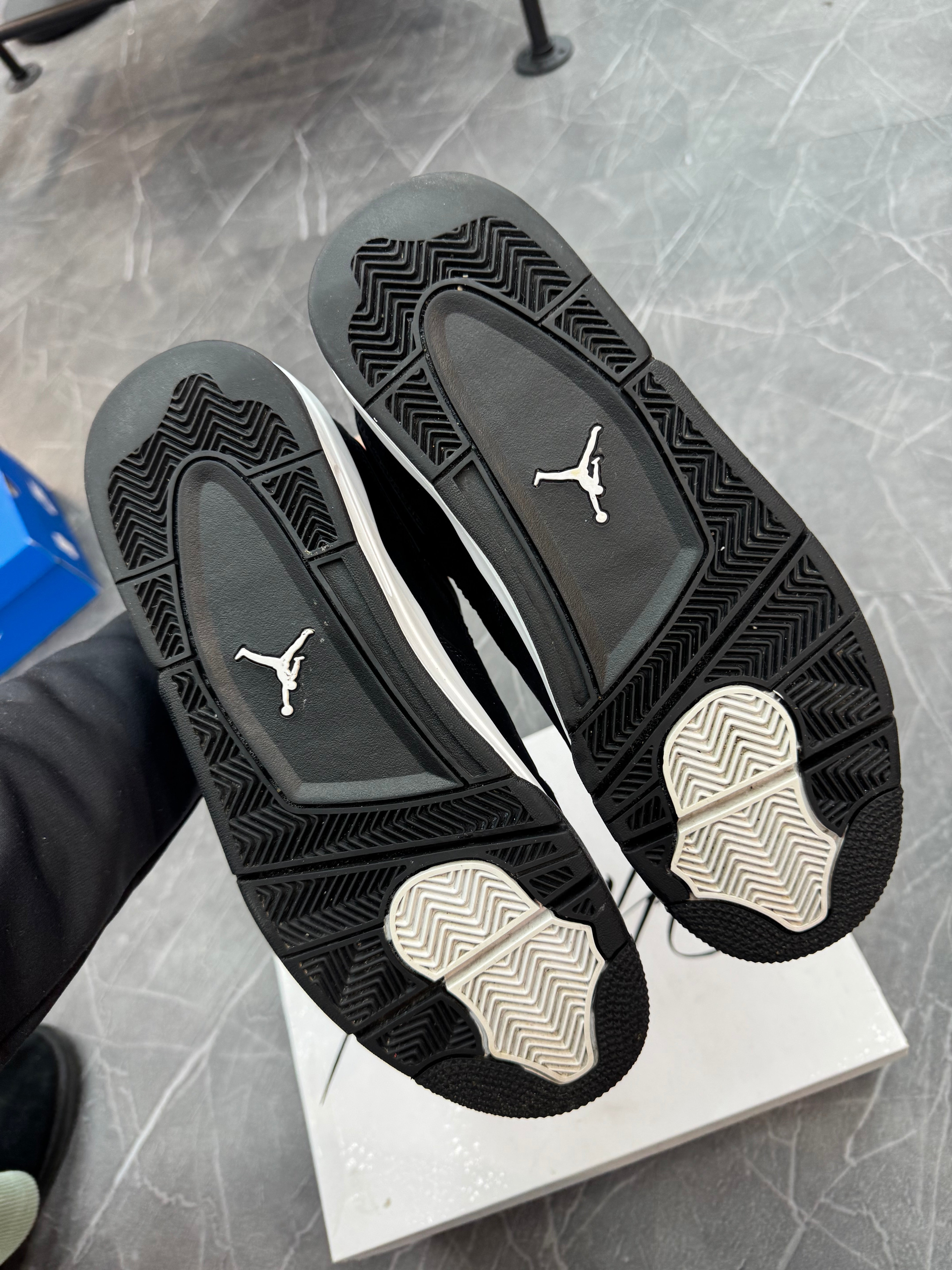 Jordan 4 White Thunder