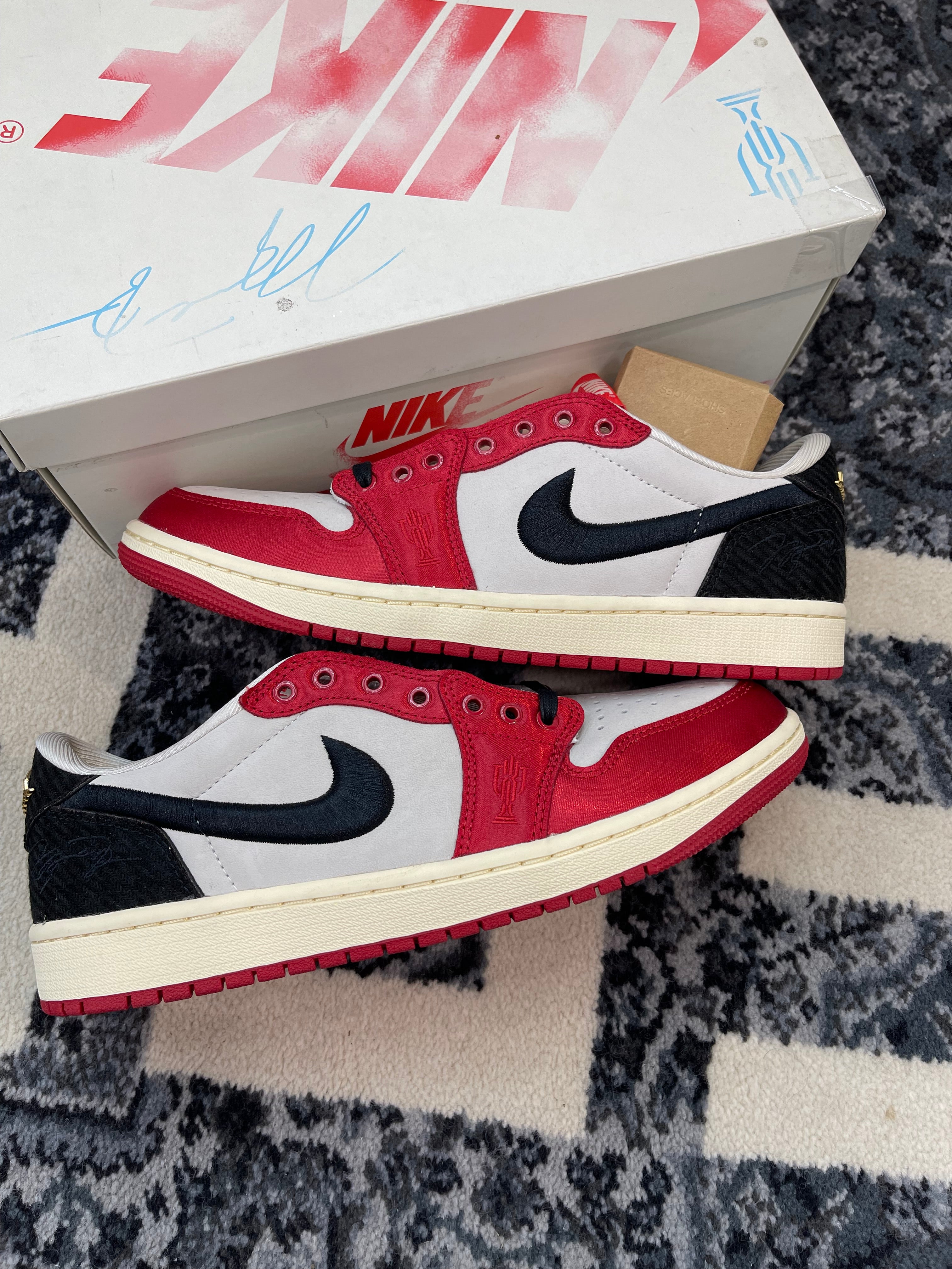 Jordan 1 Low “Trophy Room”