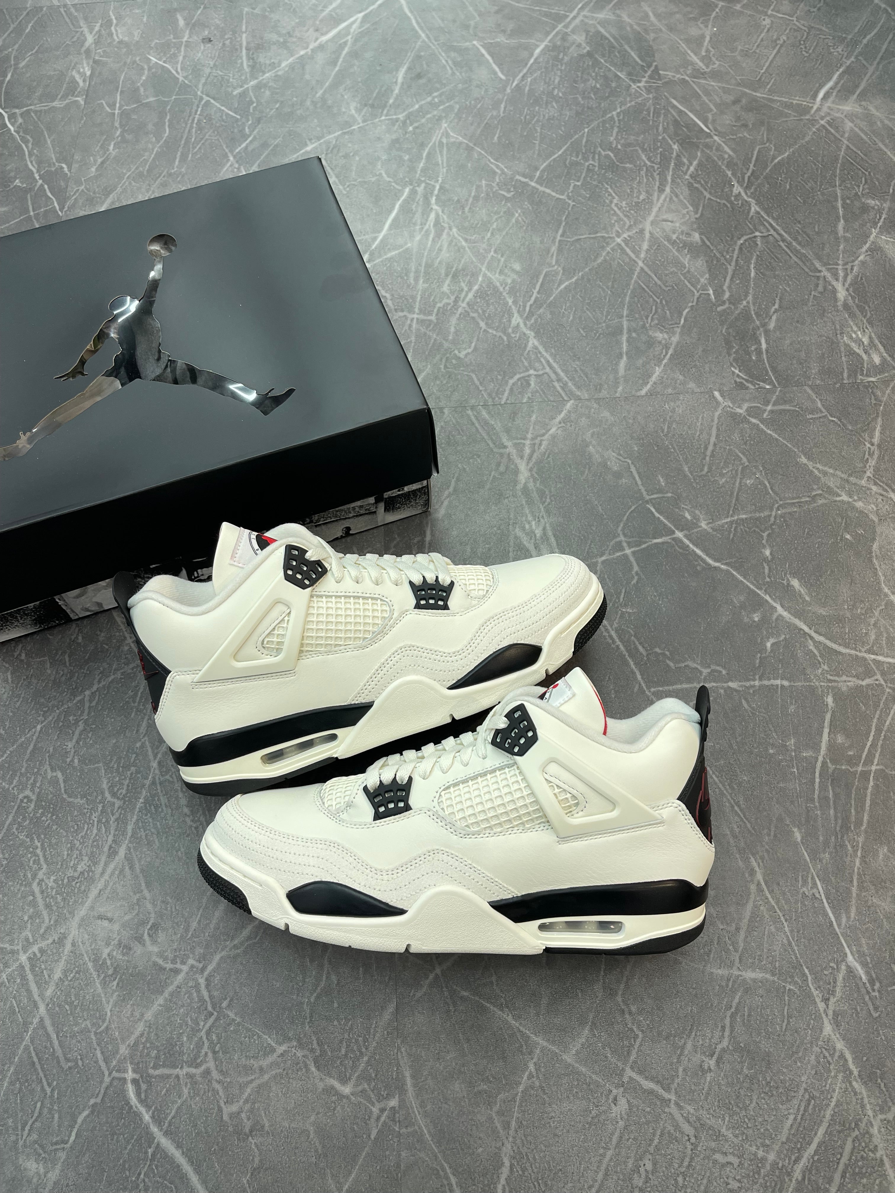 Jordan 4 “Flight Club”
