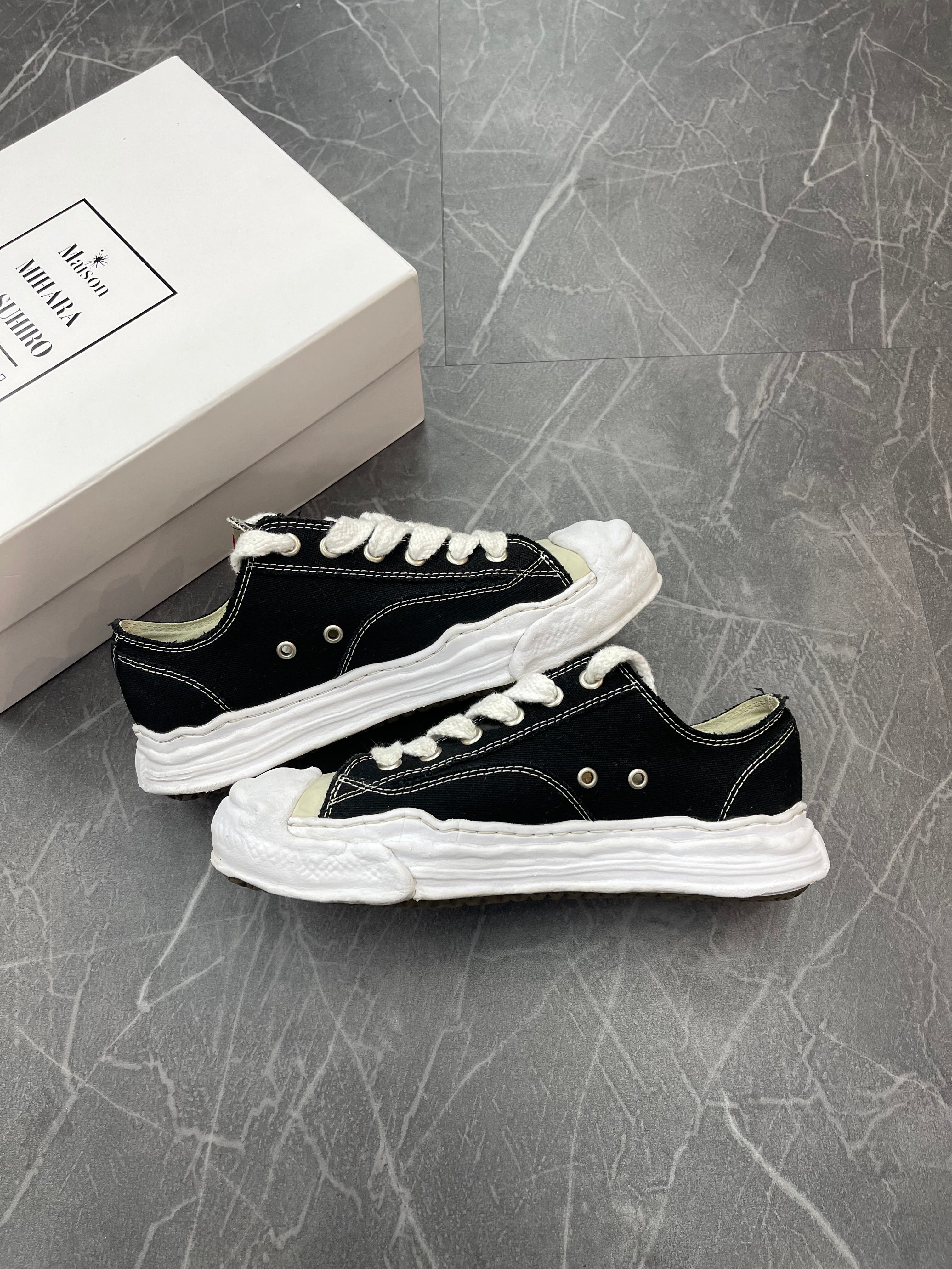 Maison Mihara Canvas Low “Black”