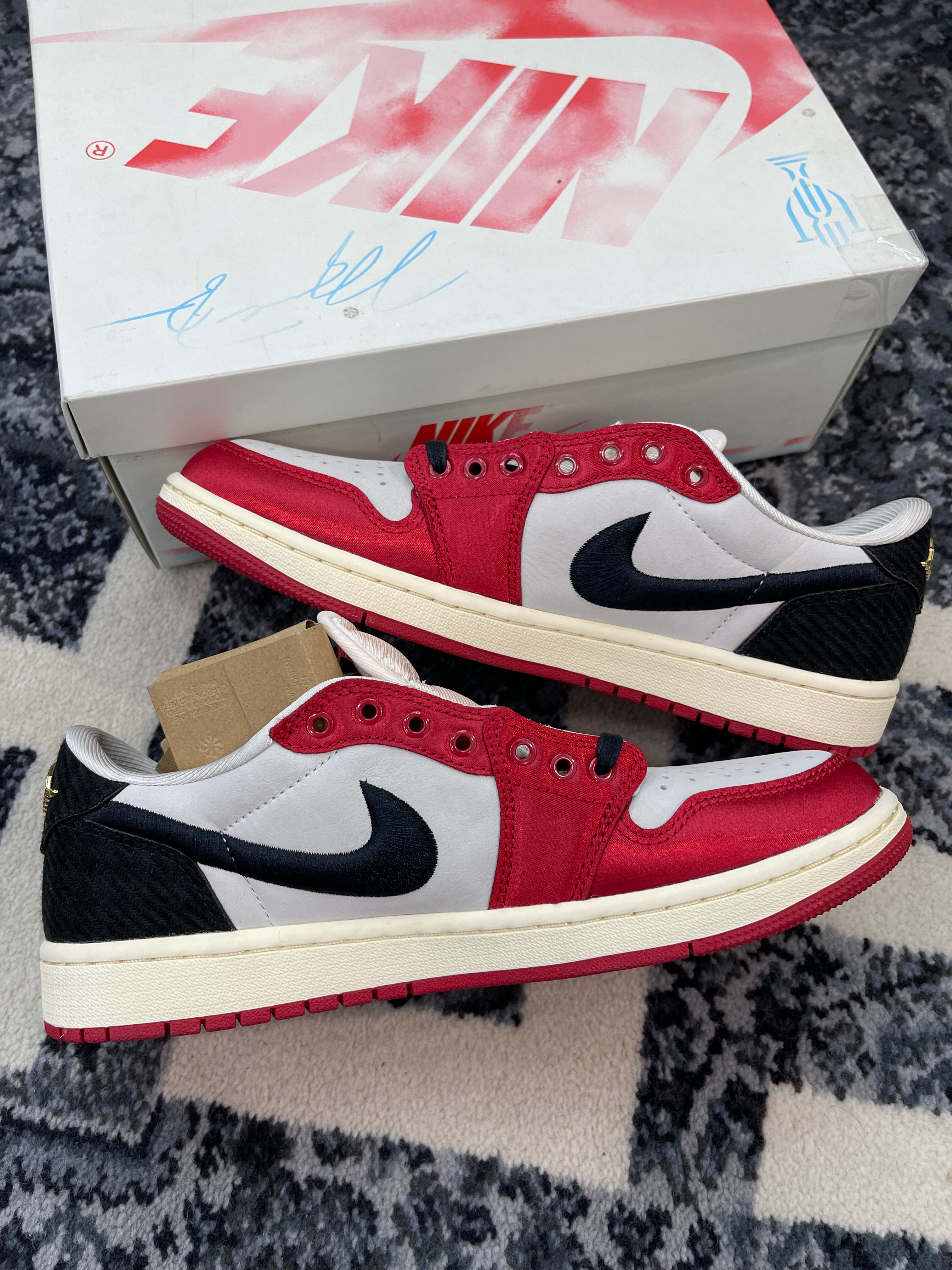 Jordan 1 Low “Trophy Room”