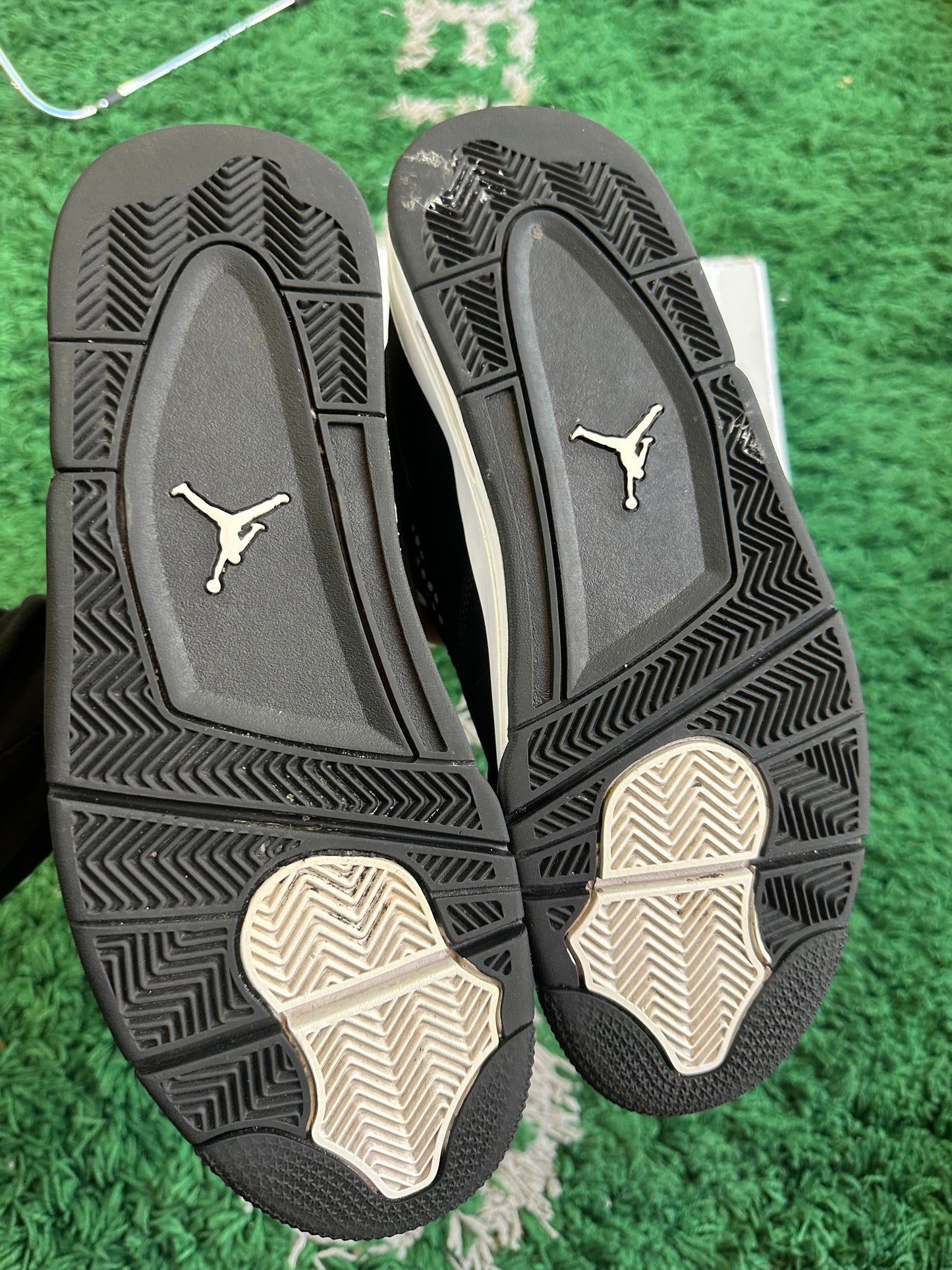 Jordan 4 “White Thunder”