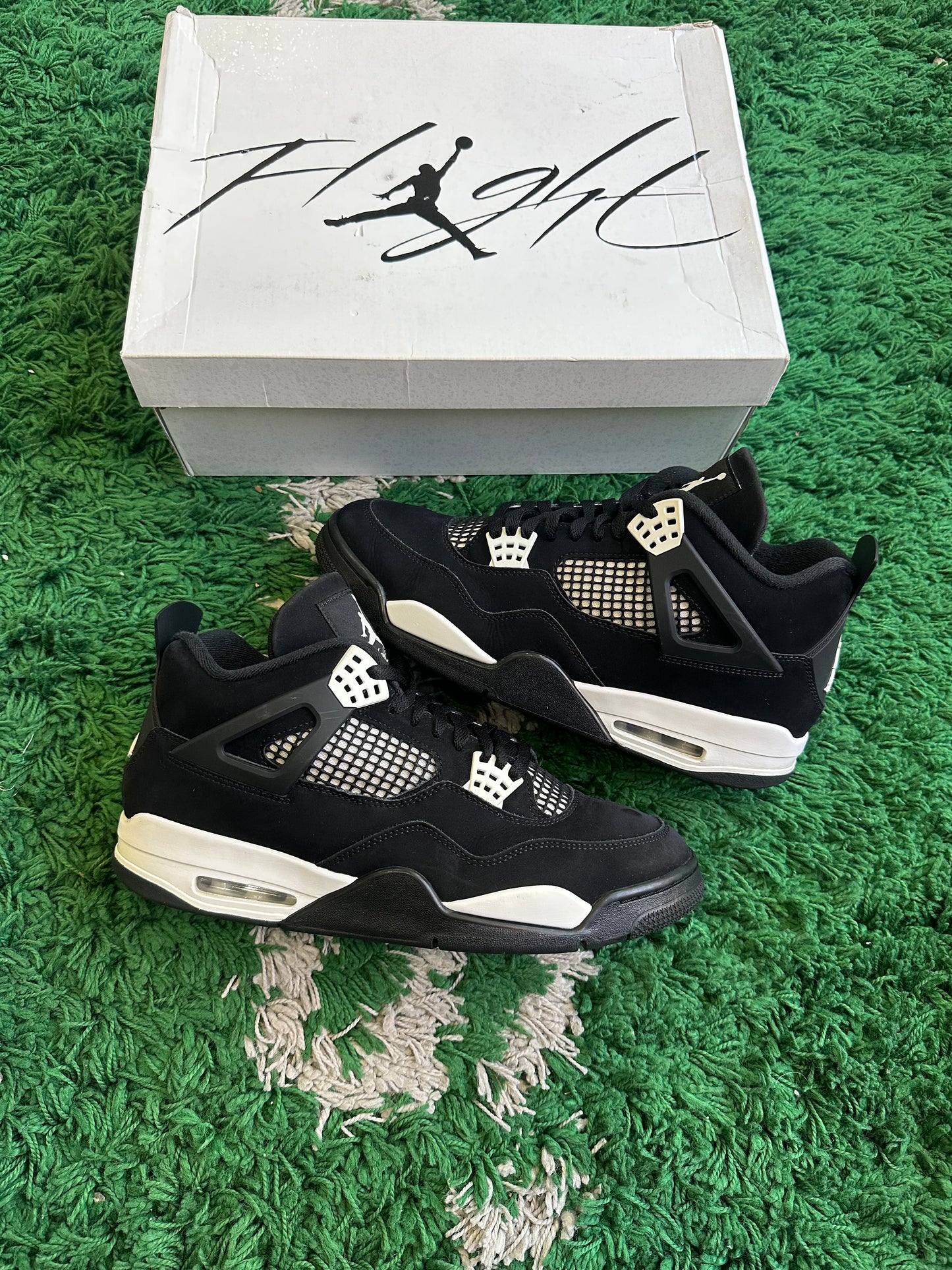 Jordan 4 “White Thunder”