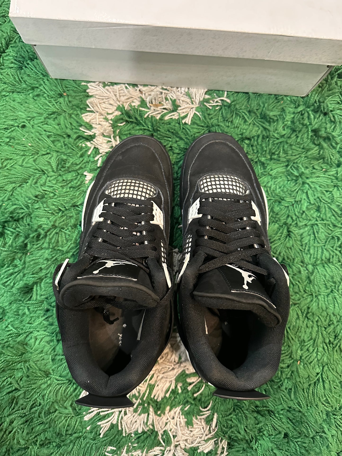 Jordan 4 “White Thunder”