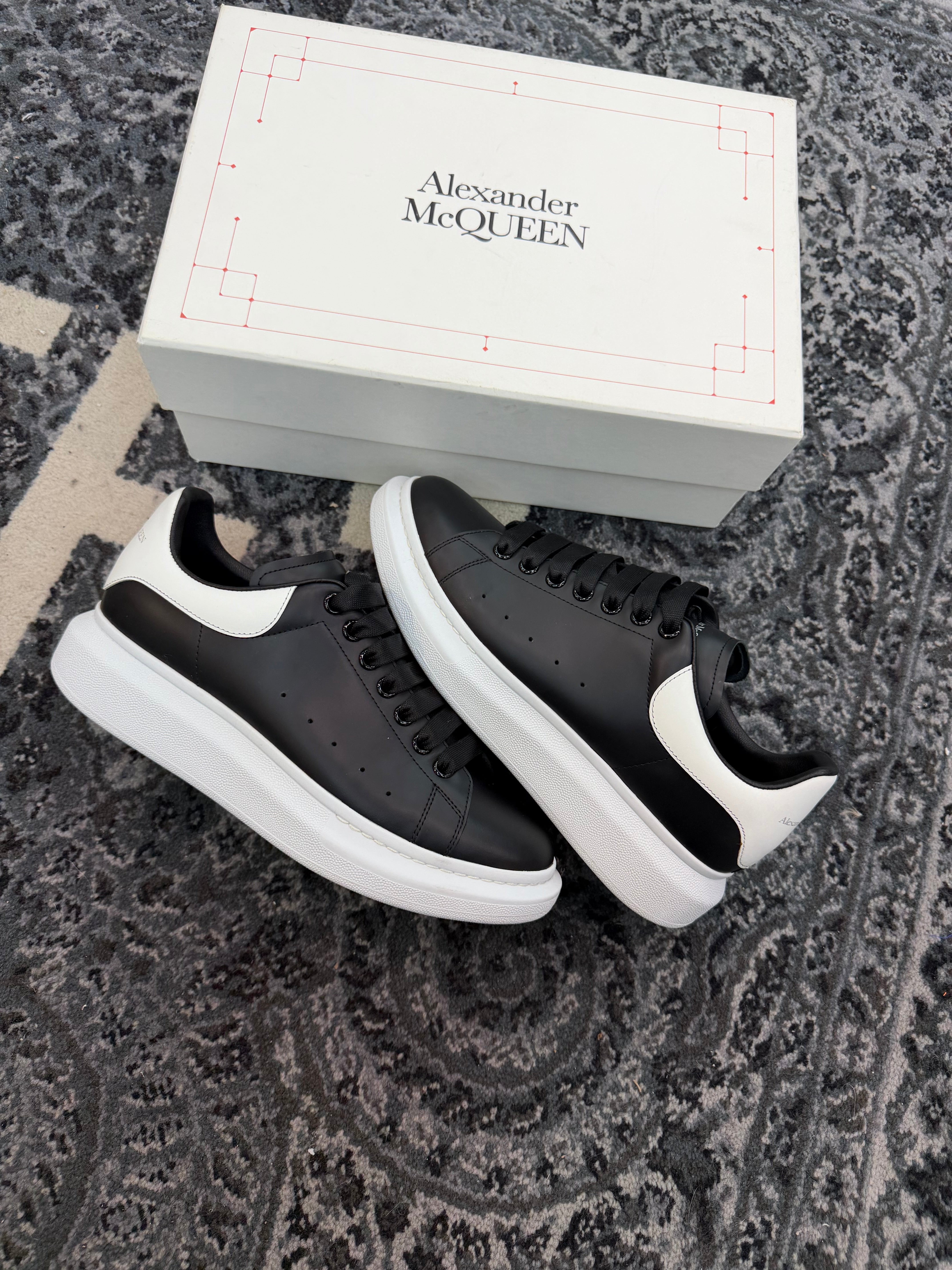 Alexander McQueen “Black White”