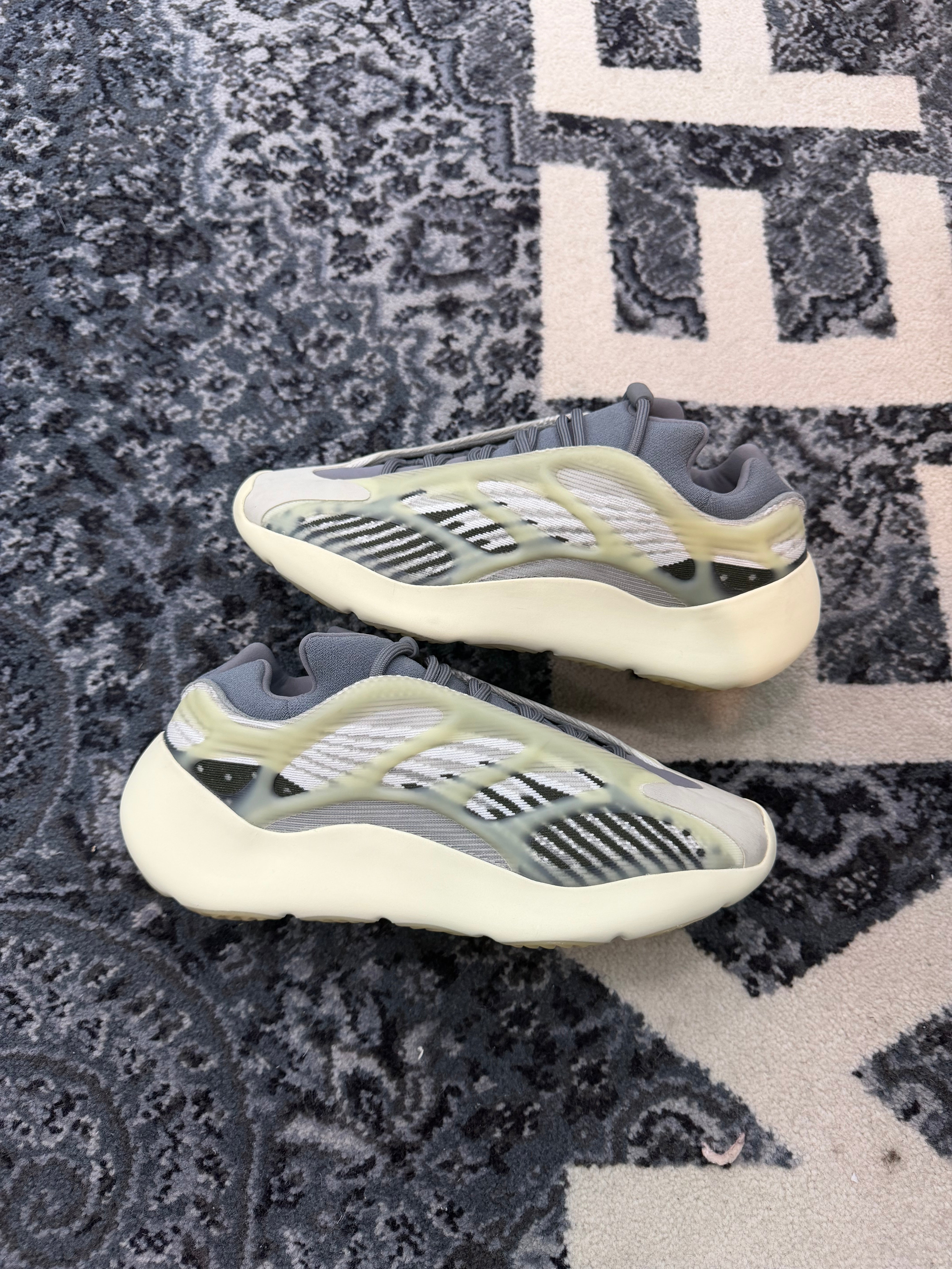 Yeezy 700 “Fade Salt”