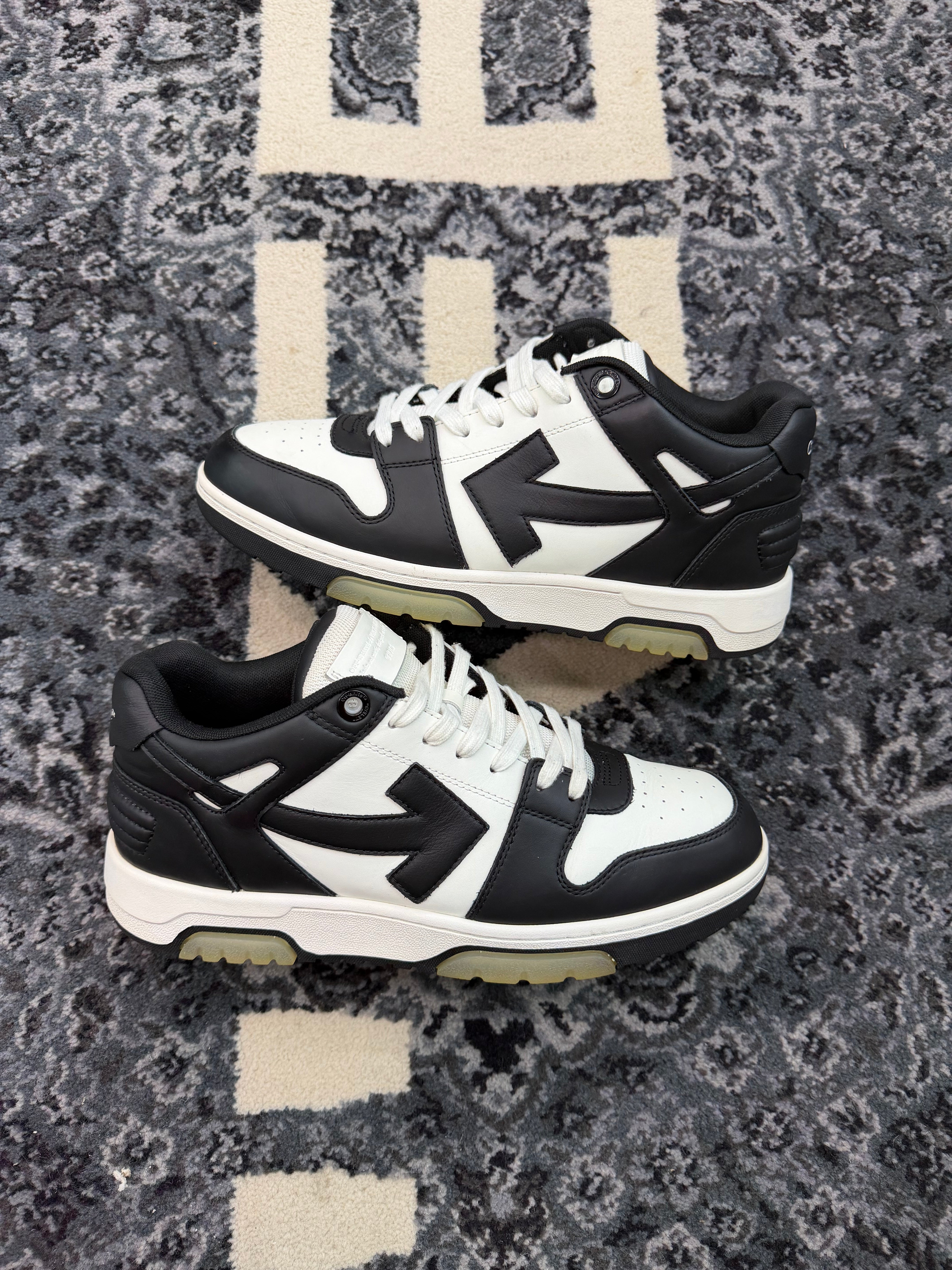 Off White Out Of Office “Black White”