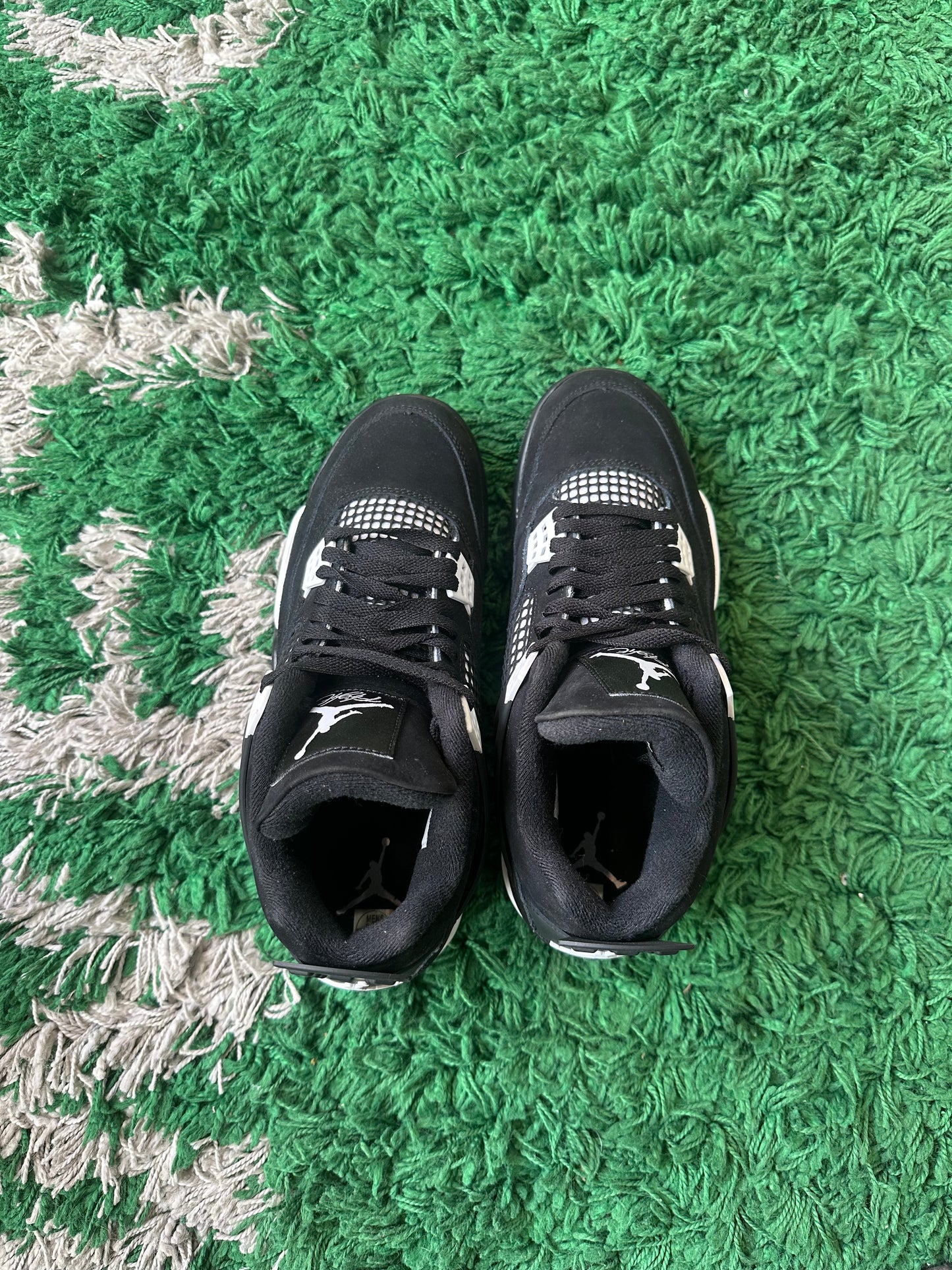 Jordan 4 “White Thunder”