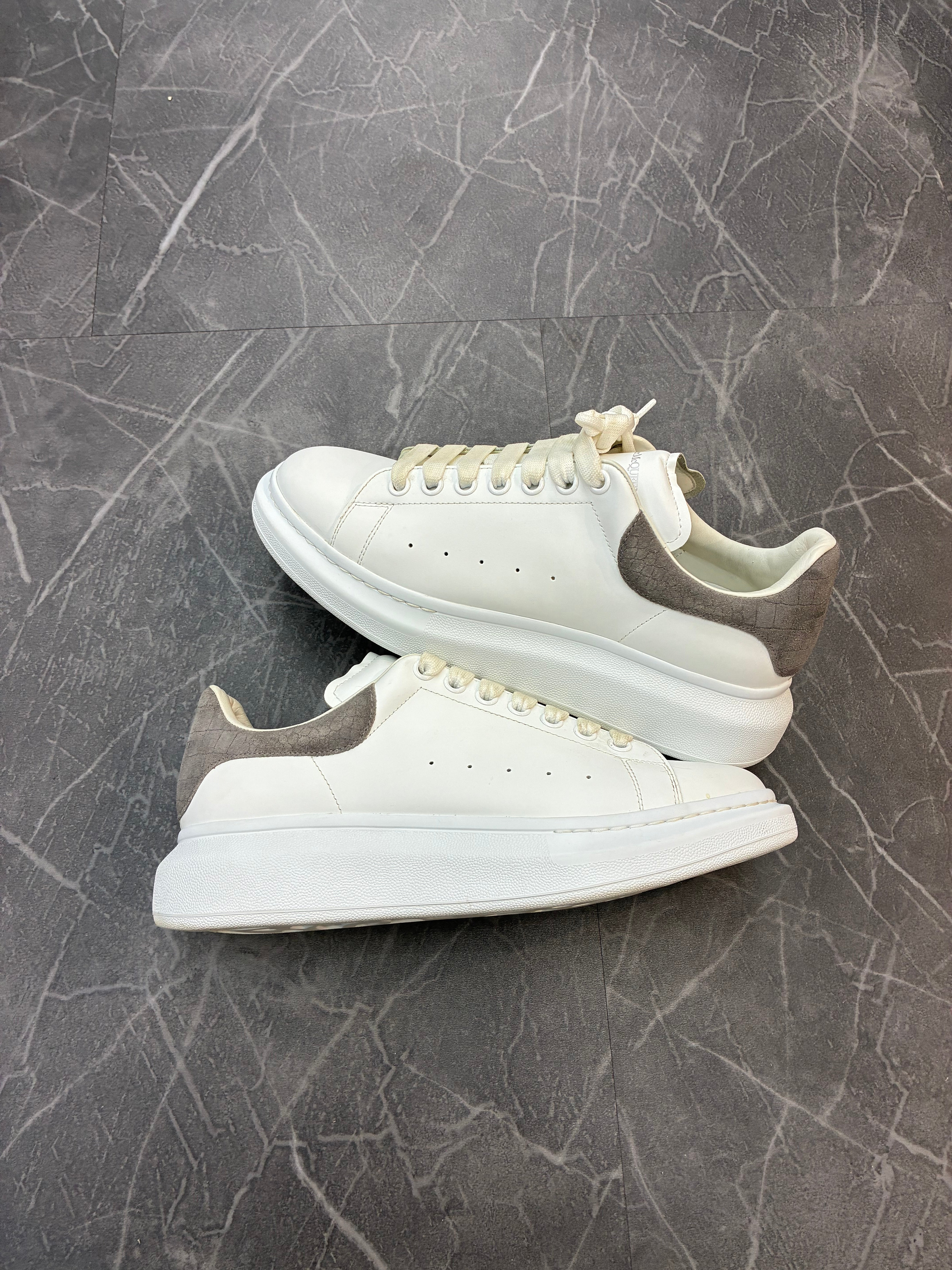 Alexander McQueen Sneaker Low “Crocodile Suede”