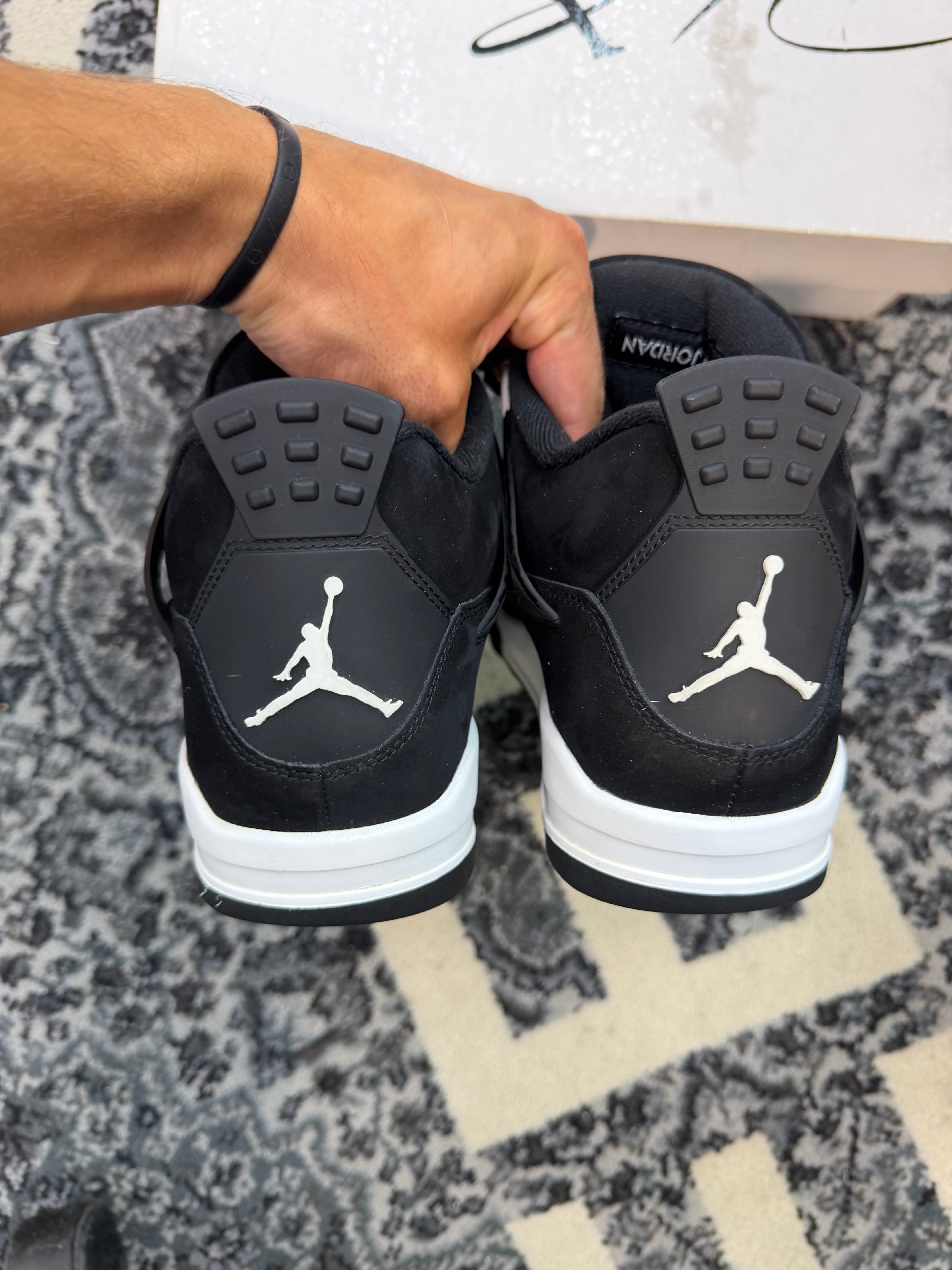 Jordan 4 “White Thunder”