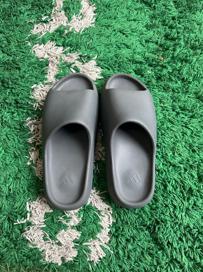 Yeezy Slide “Slate Grey”