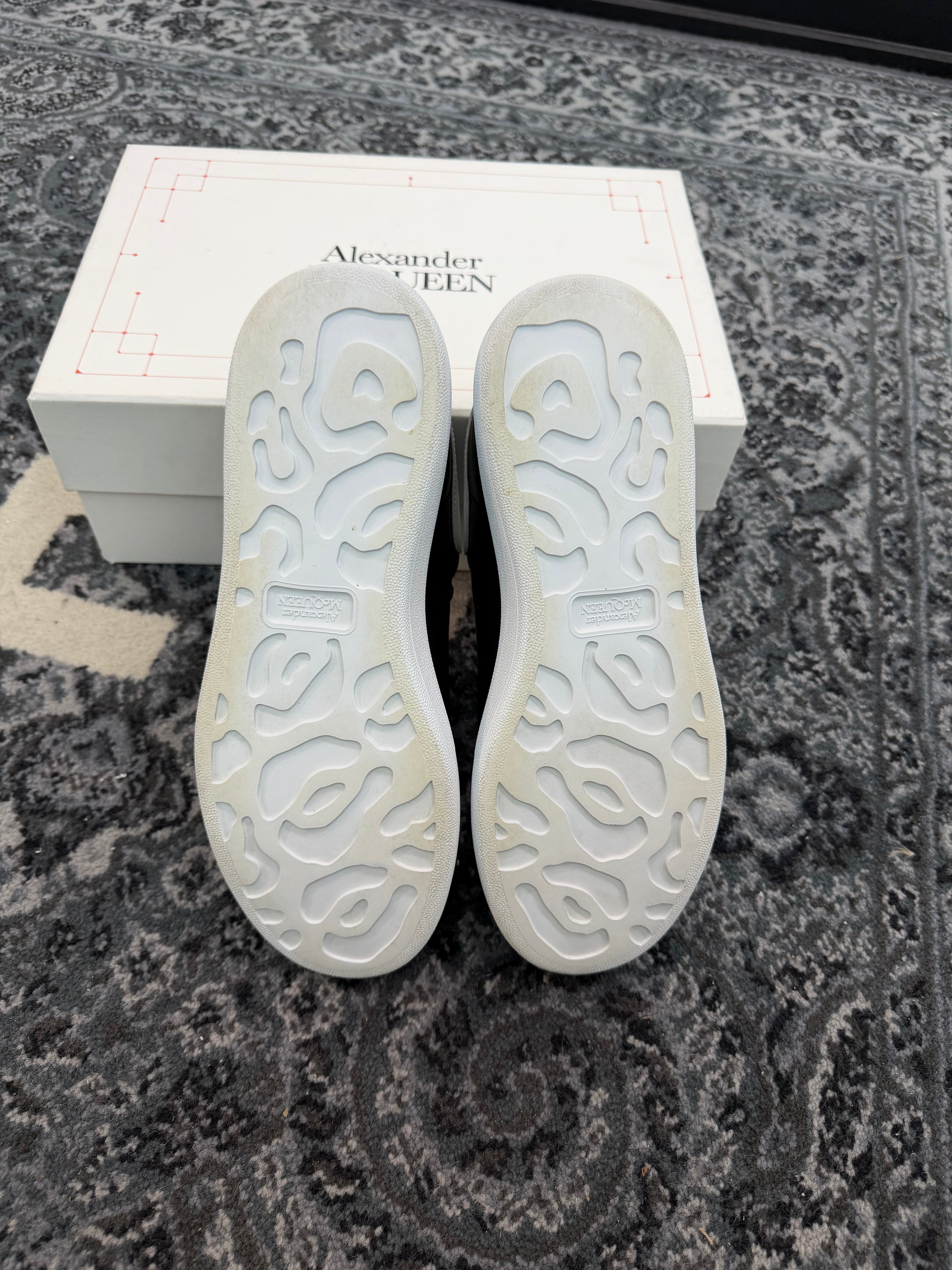Alexander McQueen “Black White”