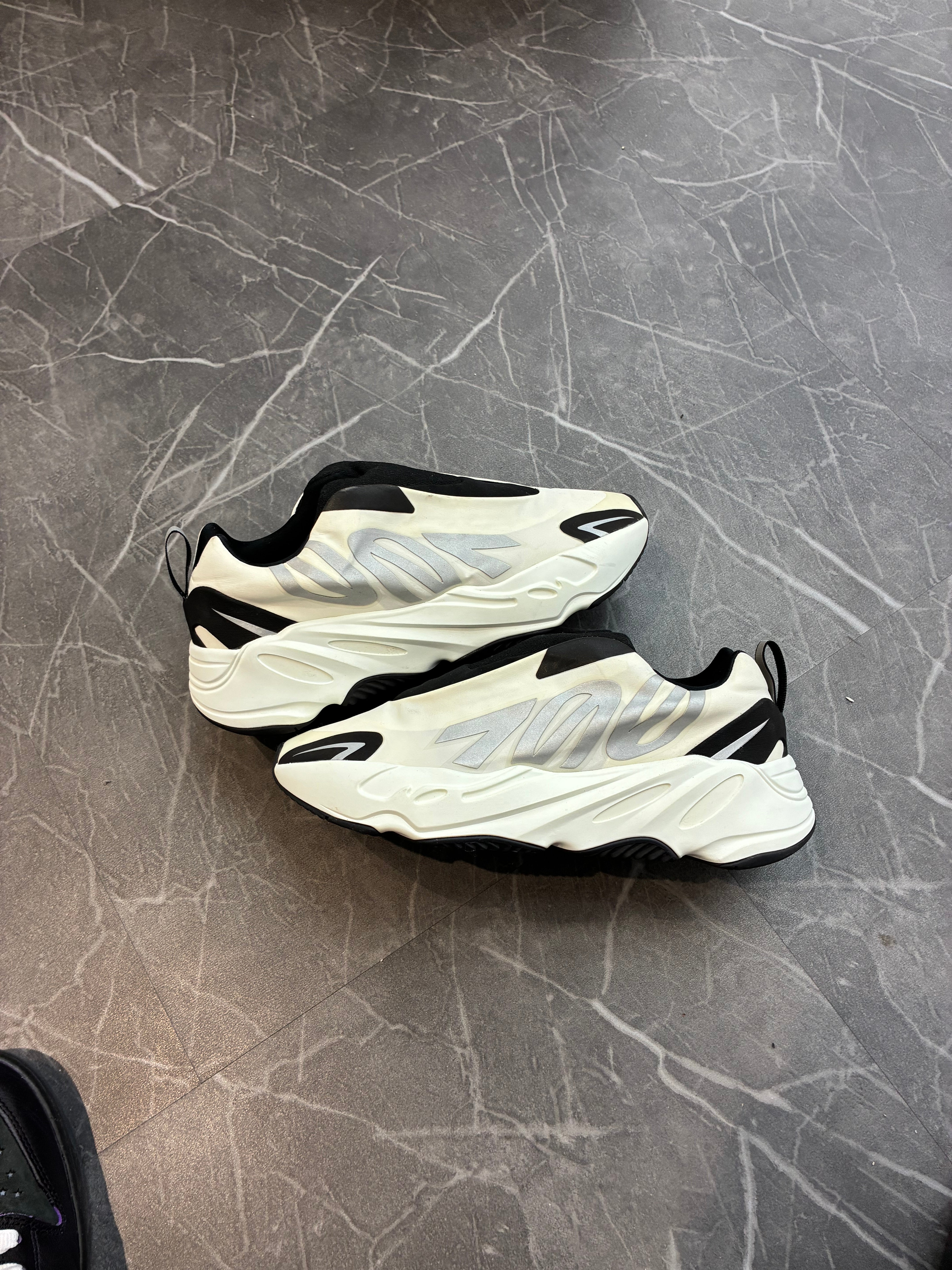 Yeezy 700 MNVN Laceless “Analog”