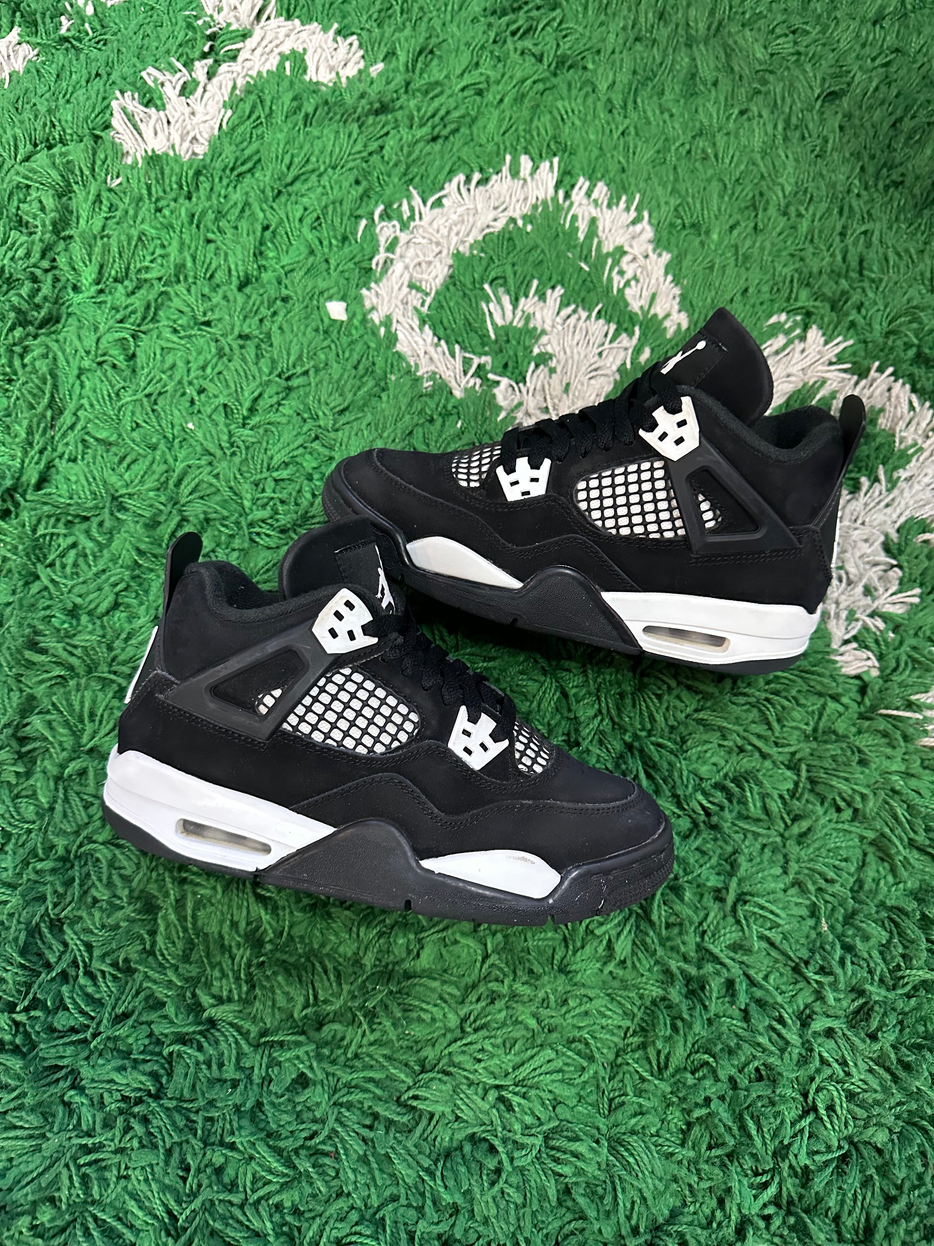 Jordan 4 “White Thunder”