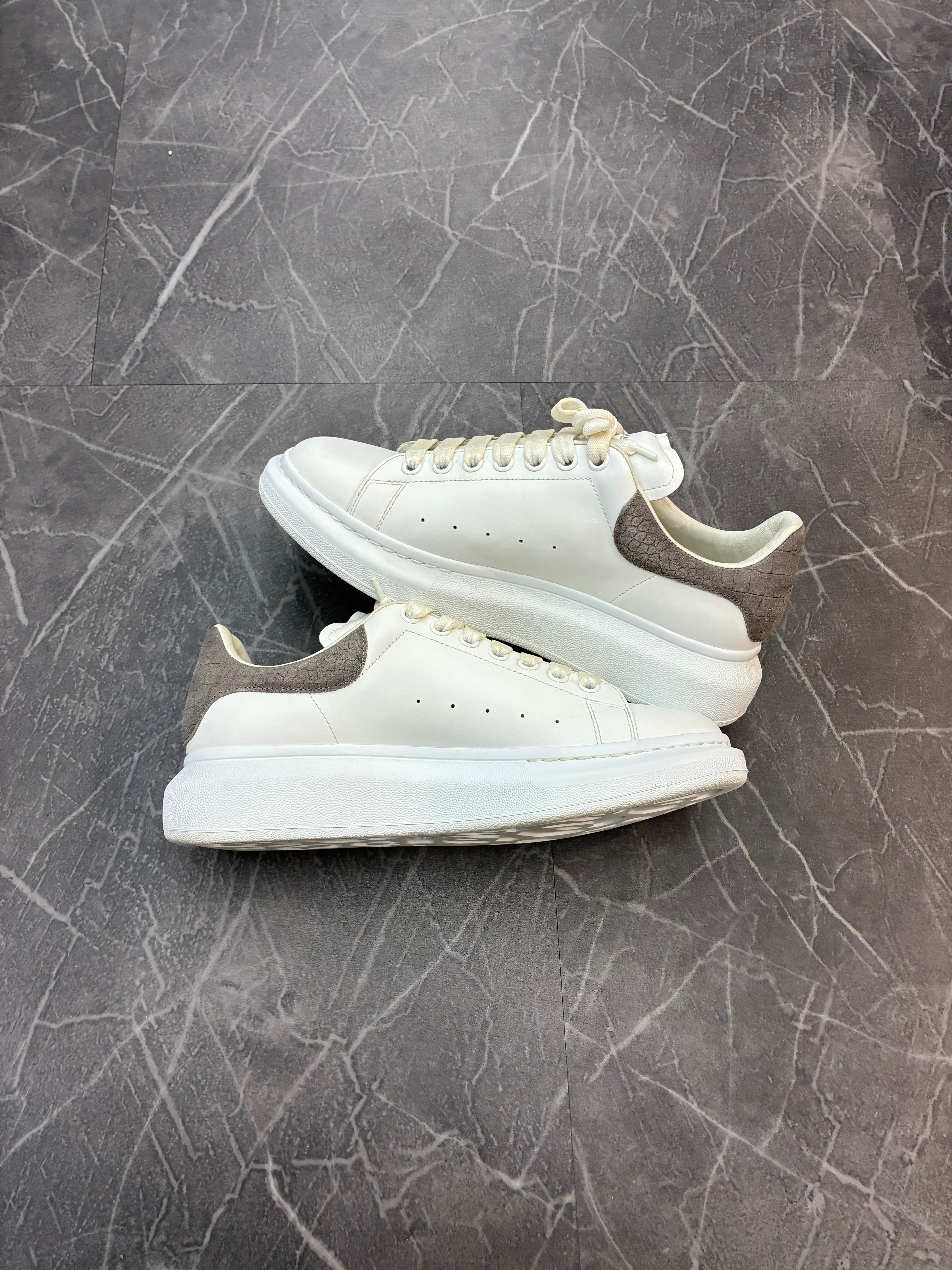 Alexander McQueen Sneaker Low “Crocodile Suede”