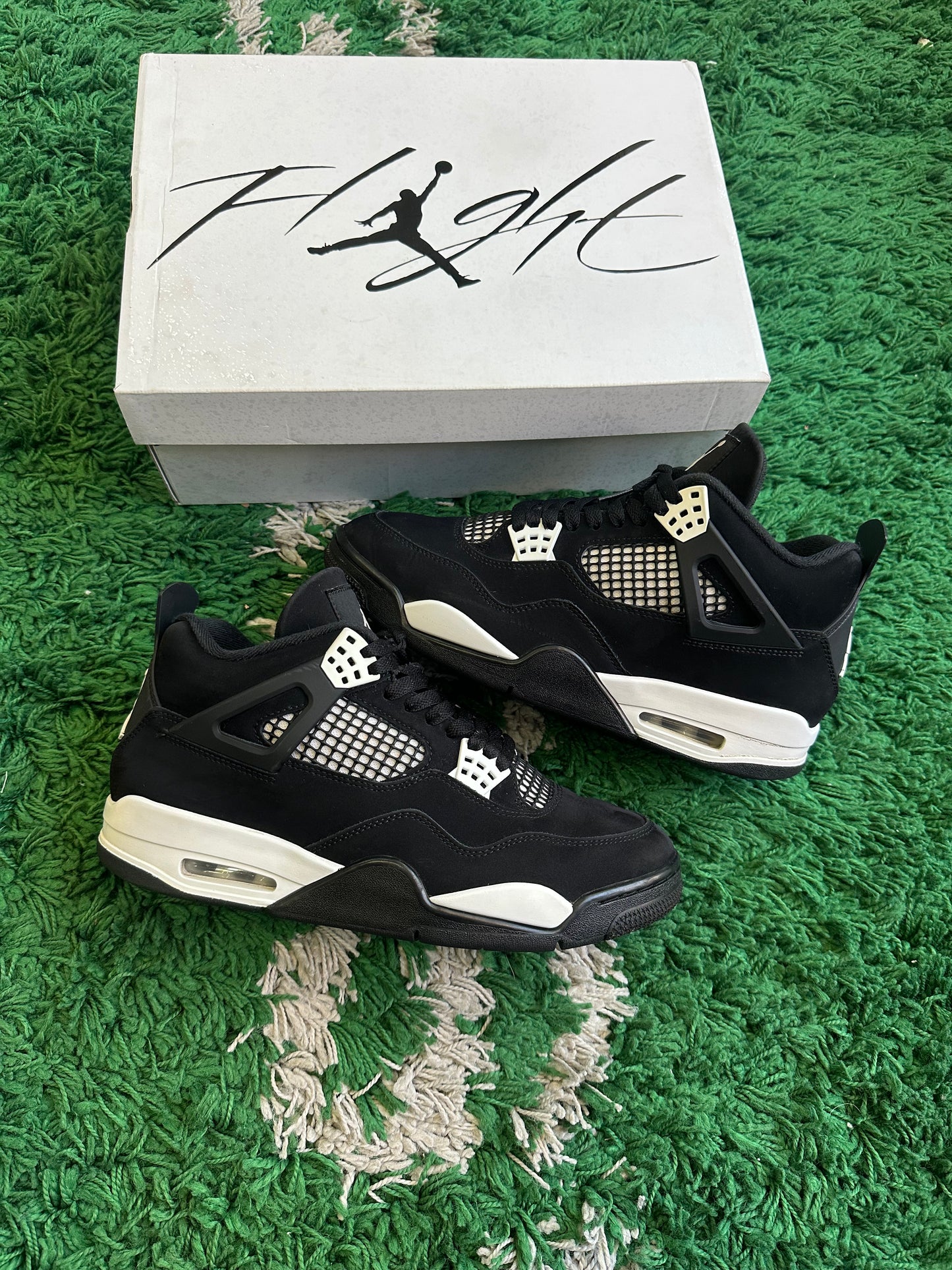 Jordan 4 “White Thunder”