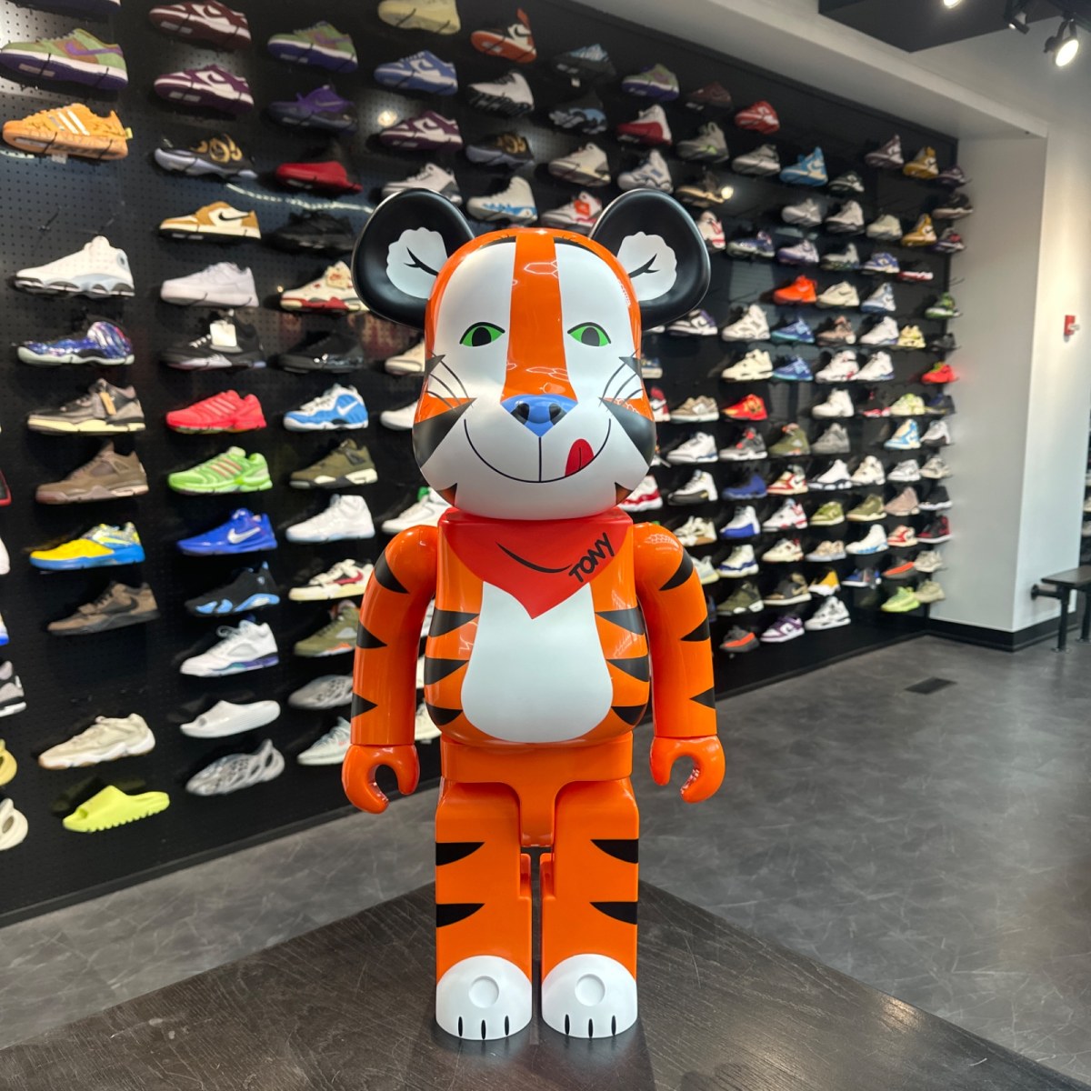 Bearbrick x Kellogg's Tony The Tiger Vintage Ver. 1000% (Size OS) (VNDS)