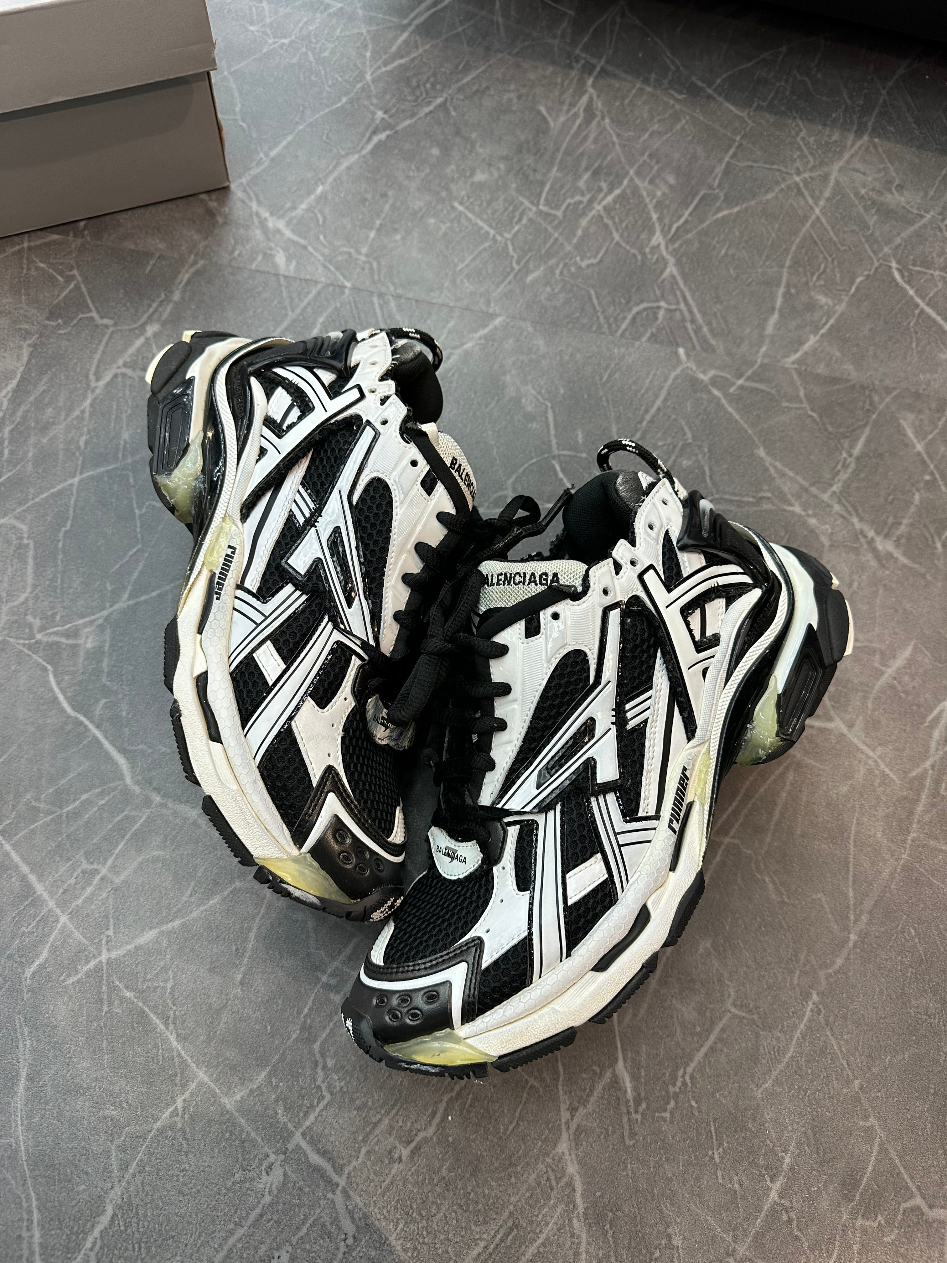Balenciaga Runner “White Black” (42)